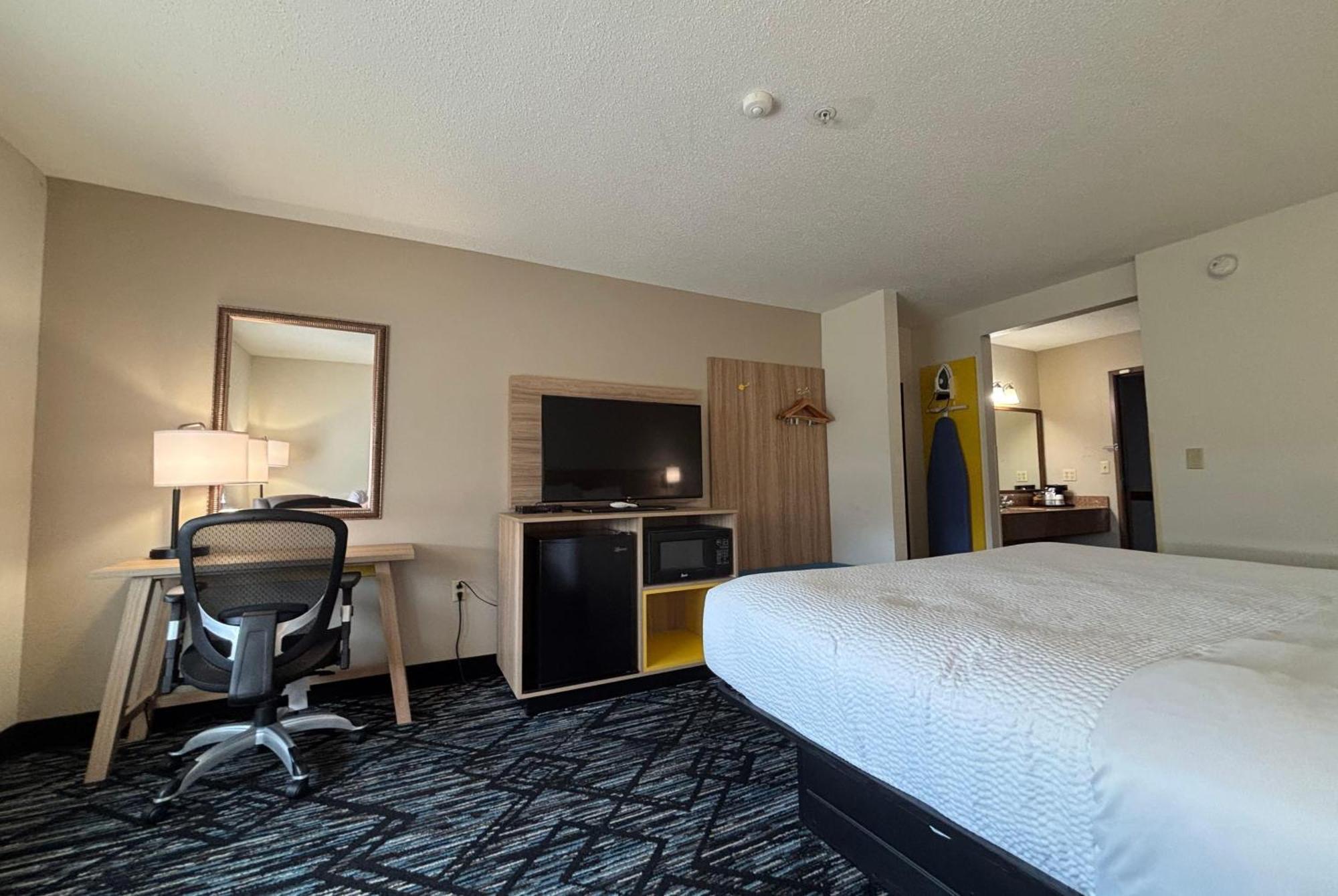 King Room with Roll-In Shower - Mobility/Hearing Accessible - Non-Smoking