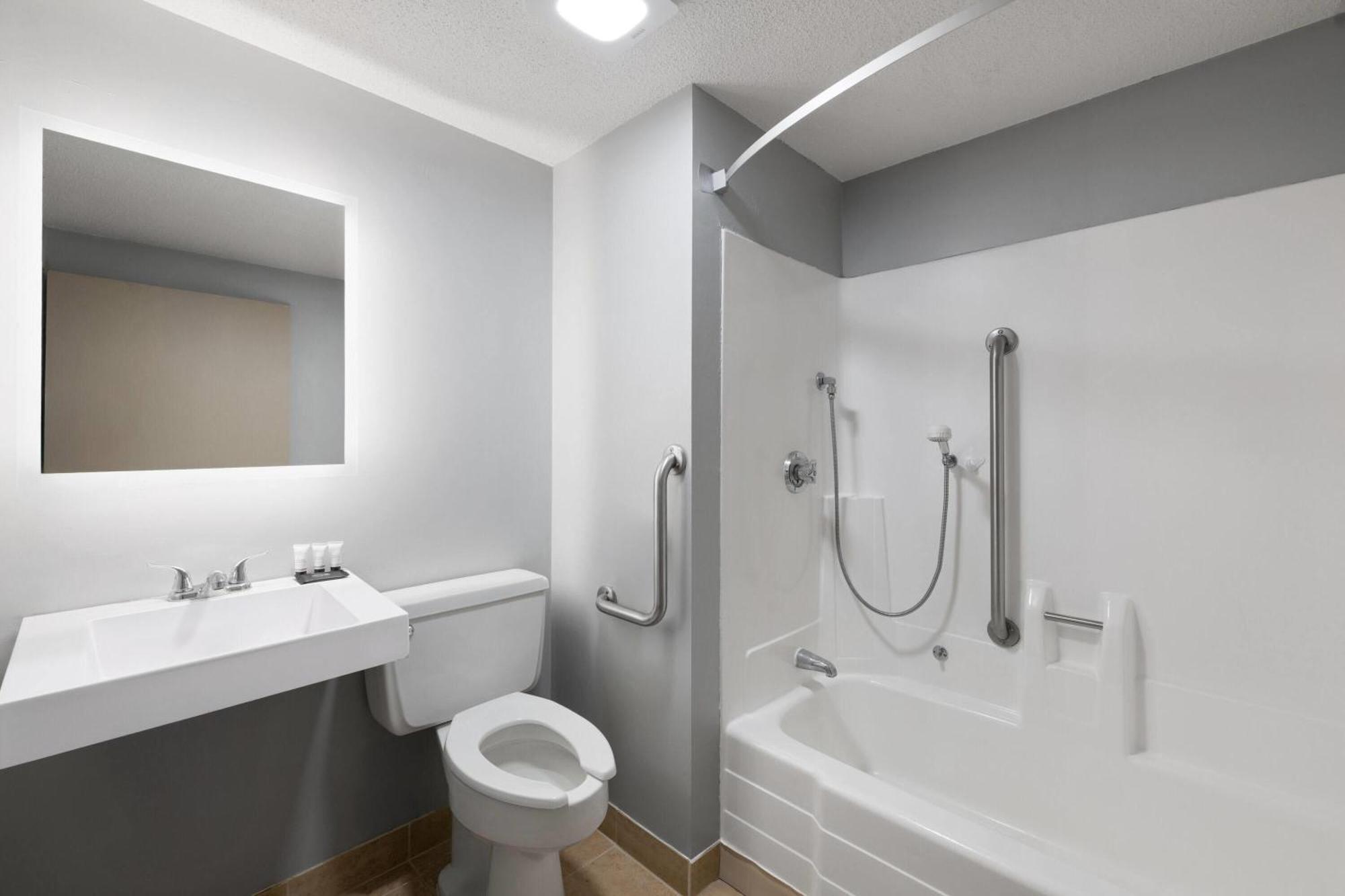 Queen Room - Mobility Access/Non-Smoking