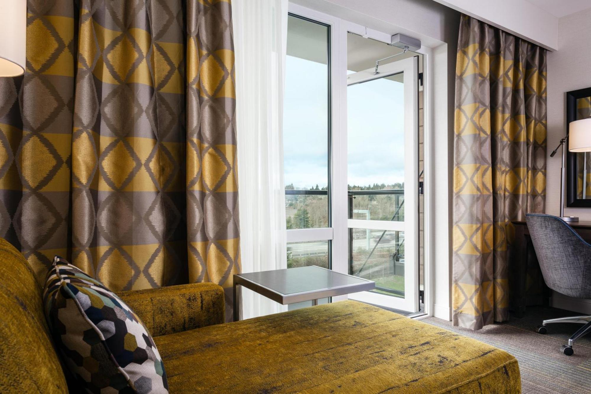 King Room Hearing Accessible or Non-Smoking
