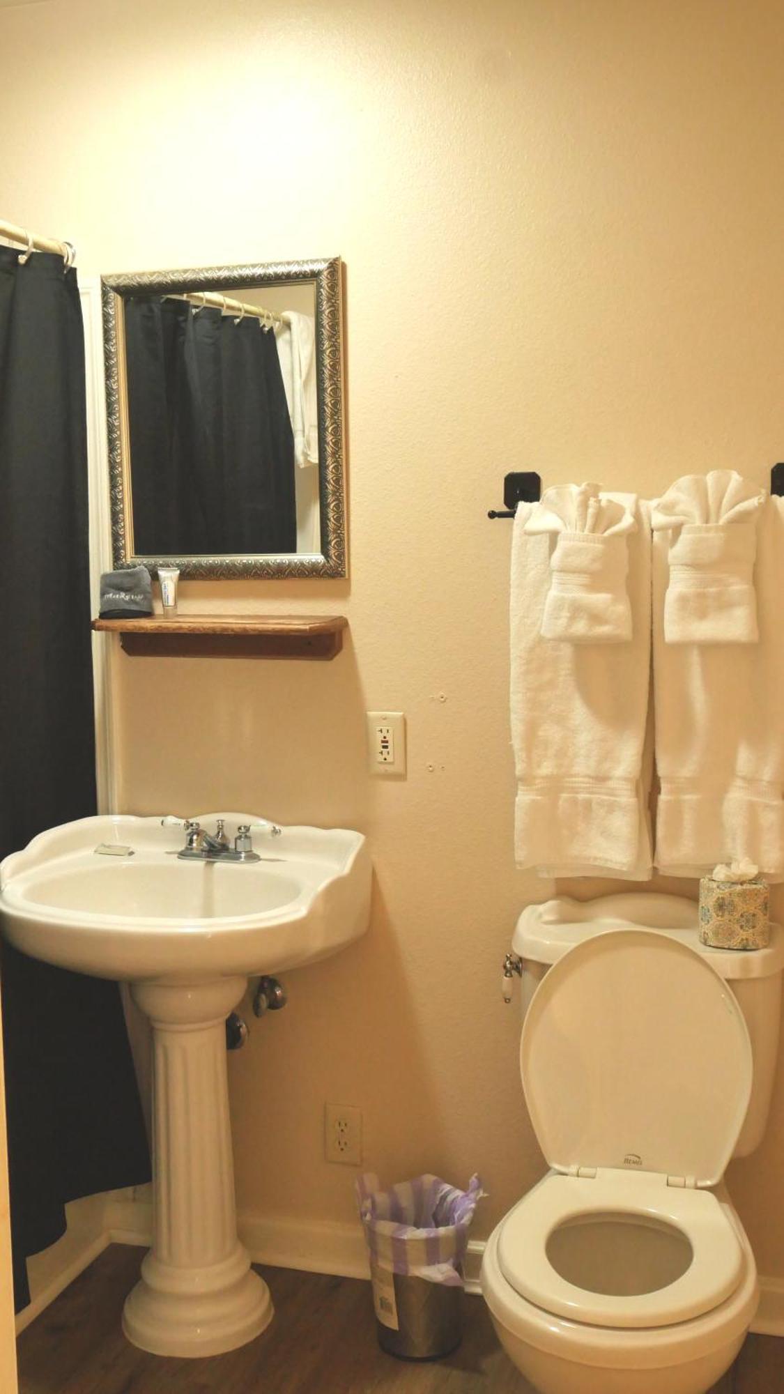Deluxe Queen Suite