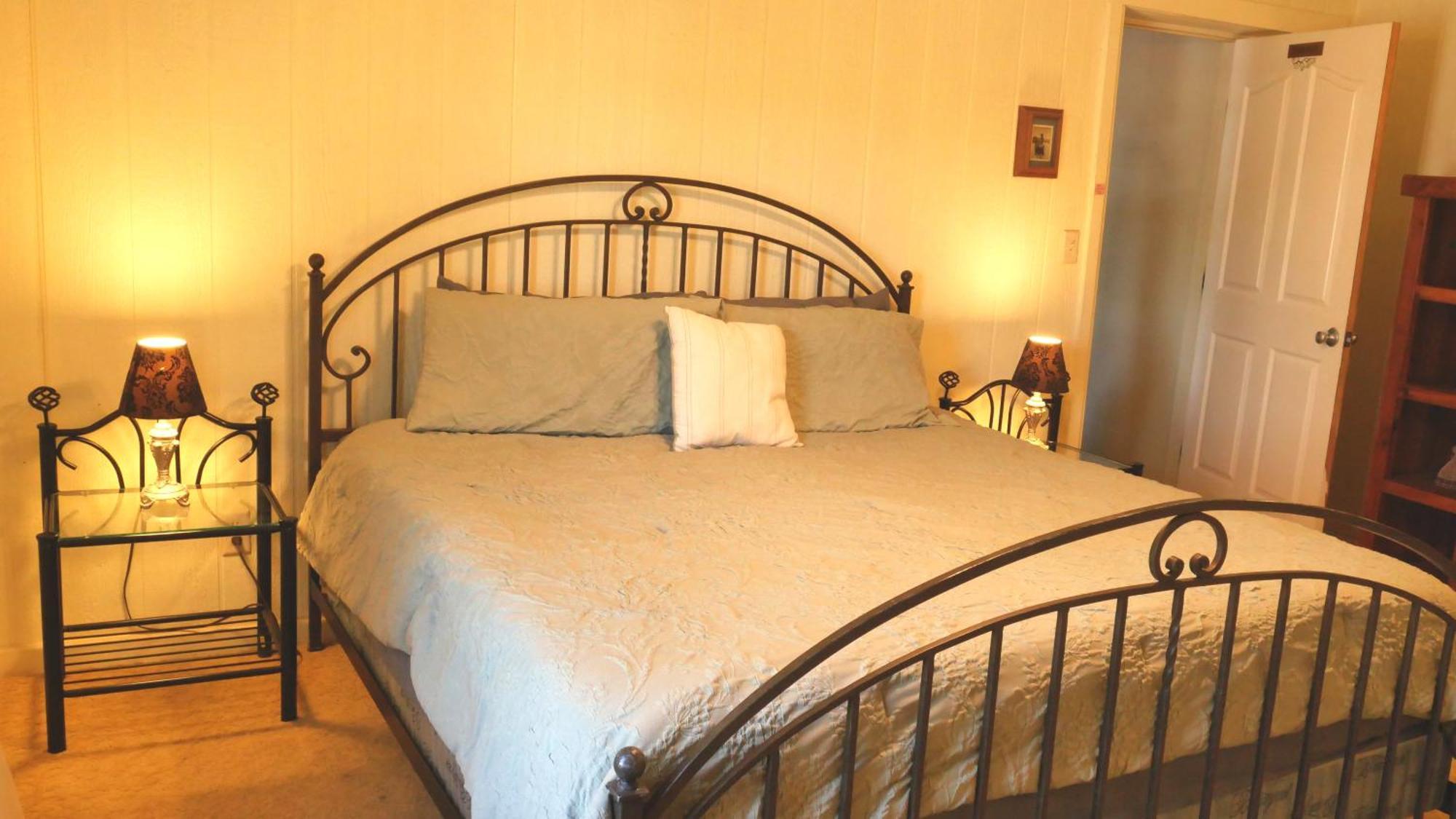 Deluxe Queen Suite
