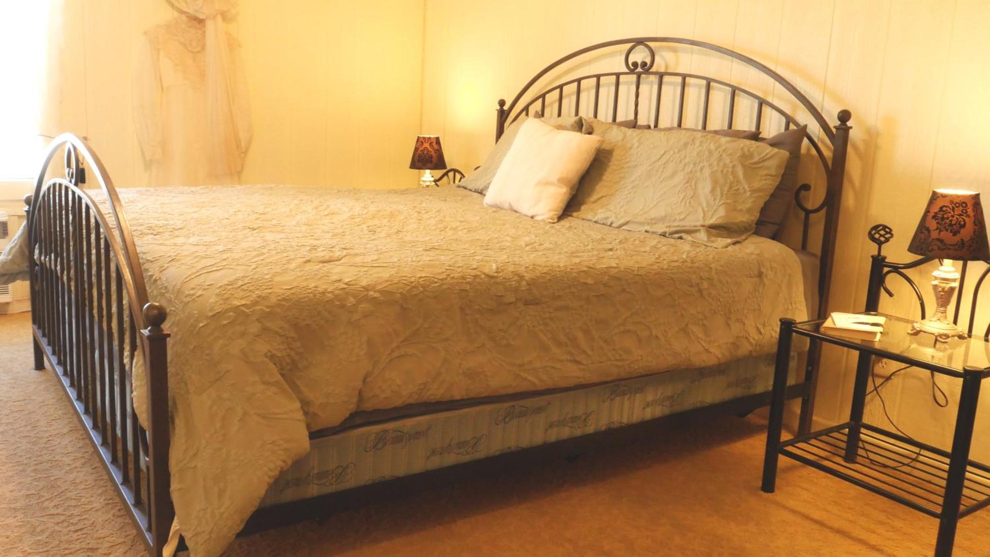 Deluxe Queen Suite