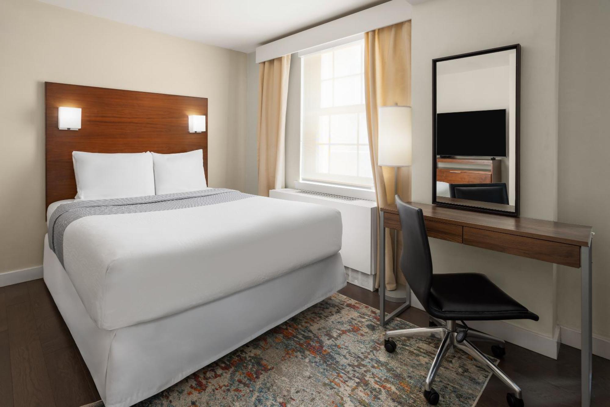 1 Queen Bed Studio Apartment Non-Smoking