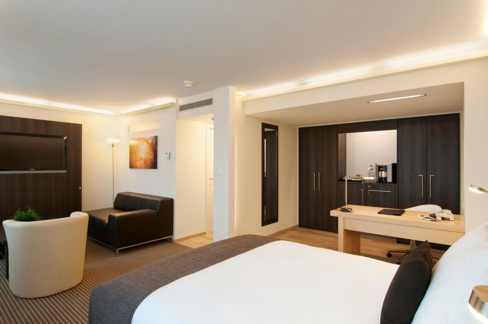 Junior Queen Suite Lounge