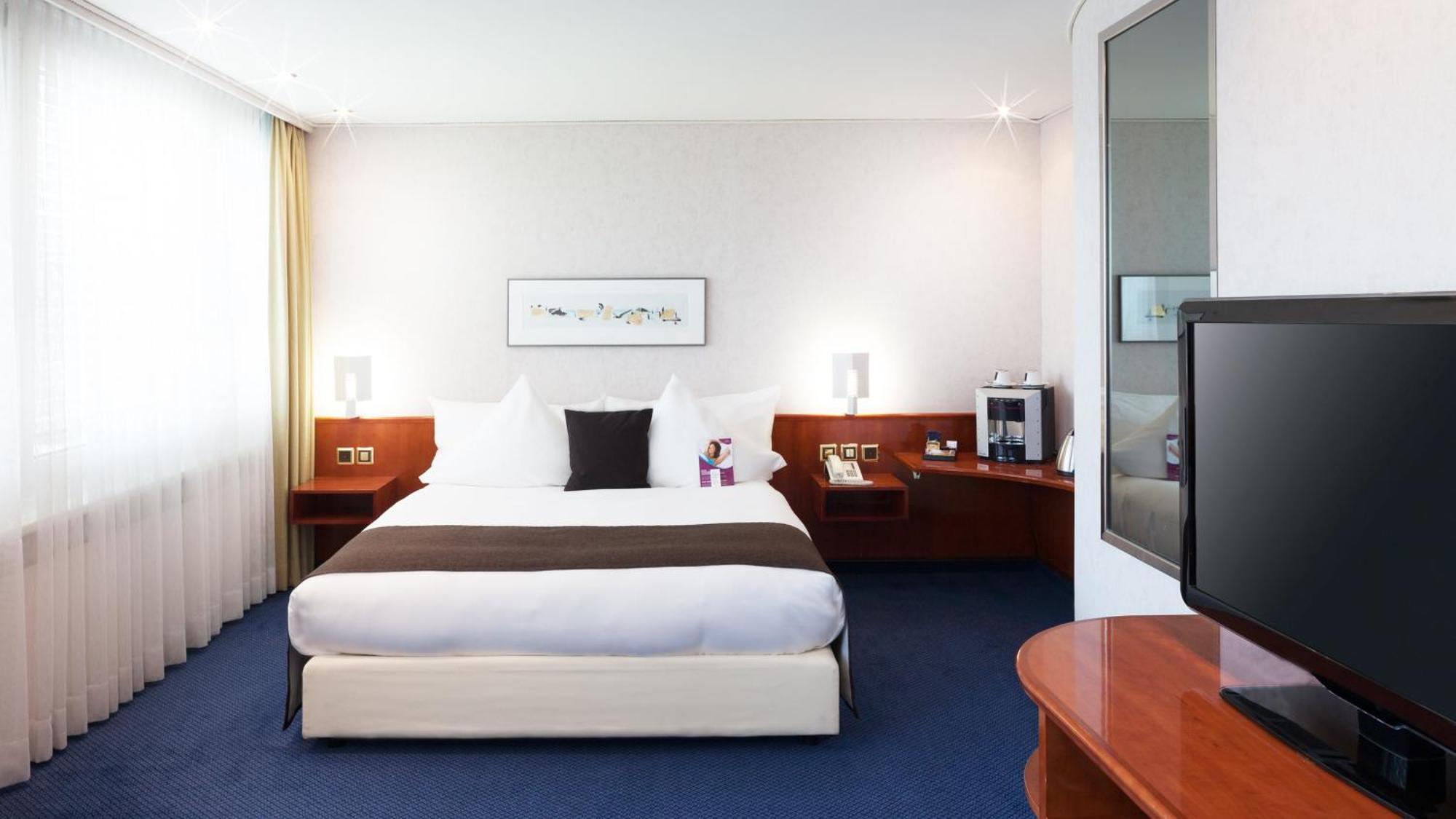 Junior Queen Suite Lounge