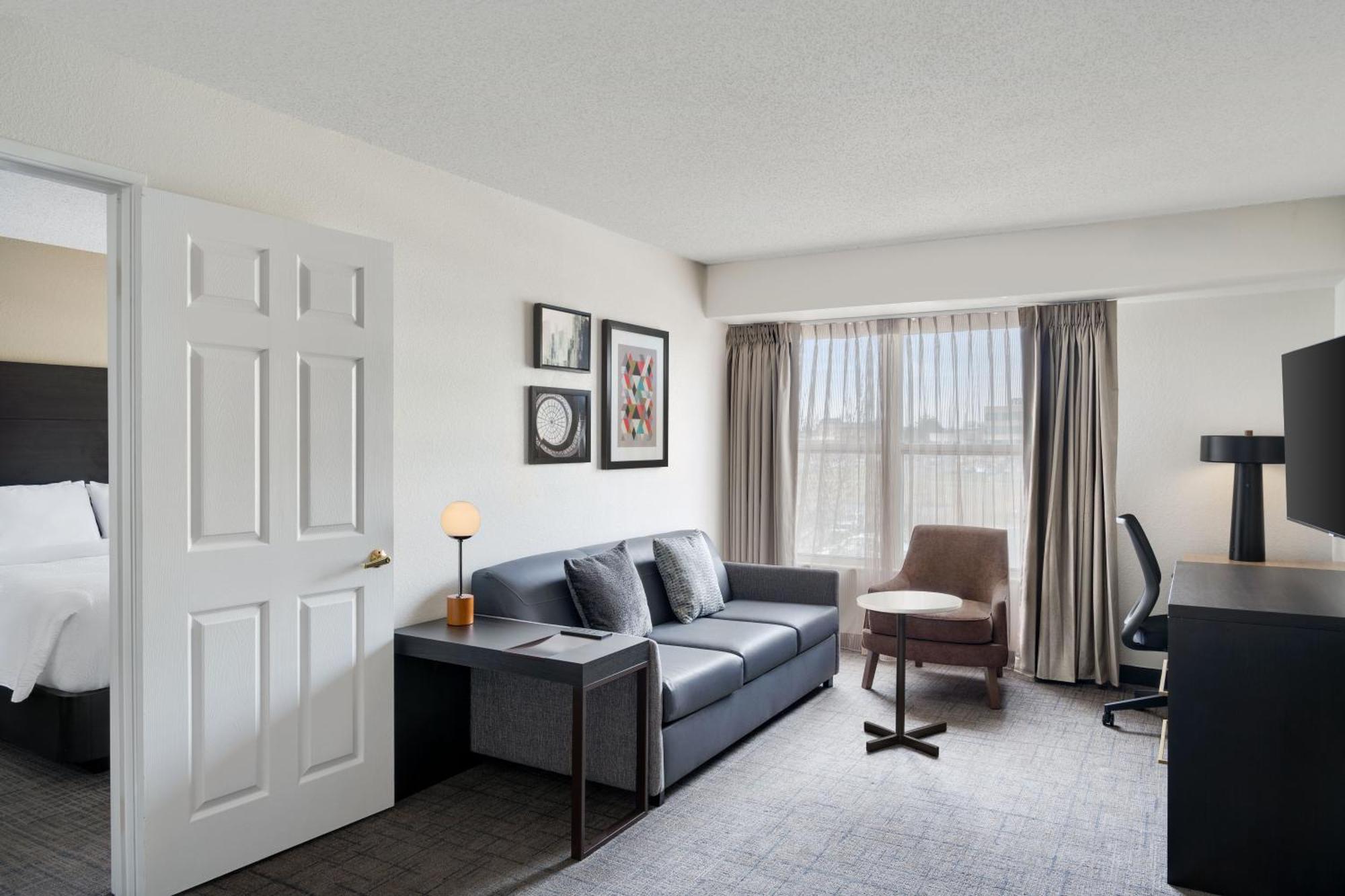 One-Bedroom Queen Suite with Sofa Bed and Adapted Tub - Mobility and Hearing Accessible
