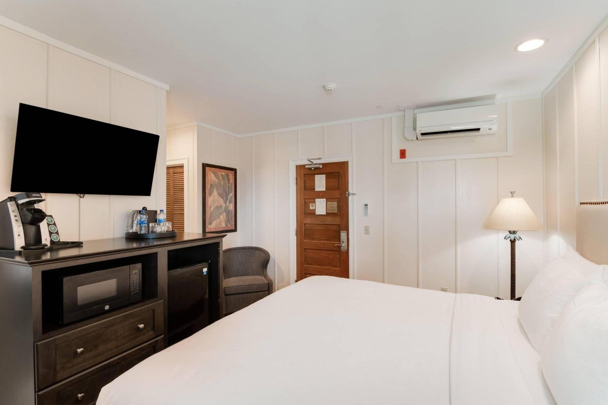 King Room Upper Floor or Non-Smoking