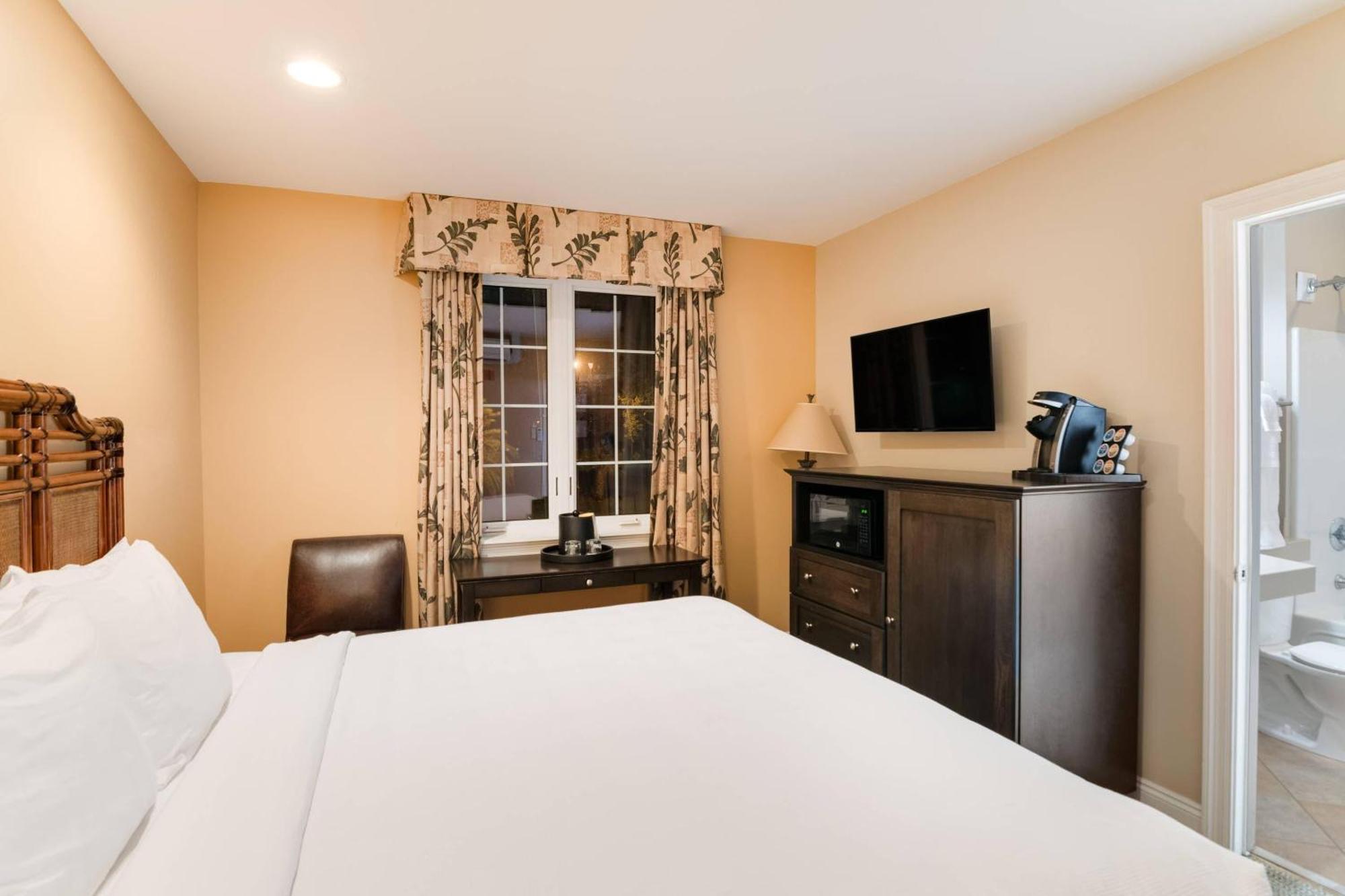King Room Upper Floor or Non-Smoking