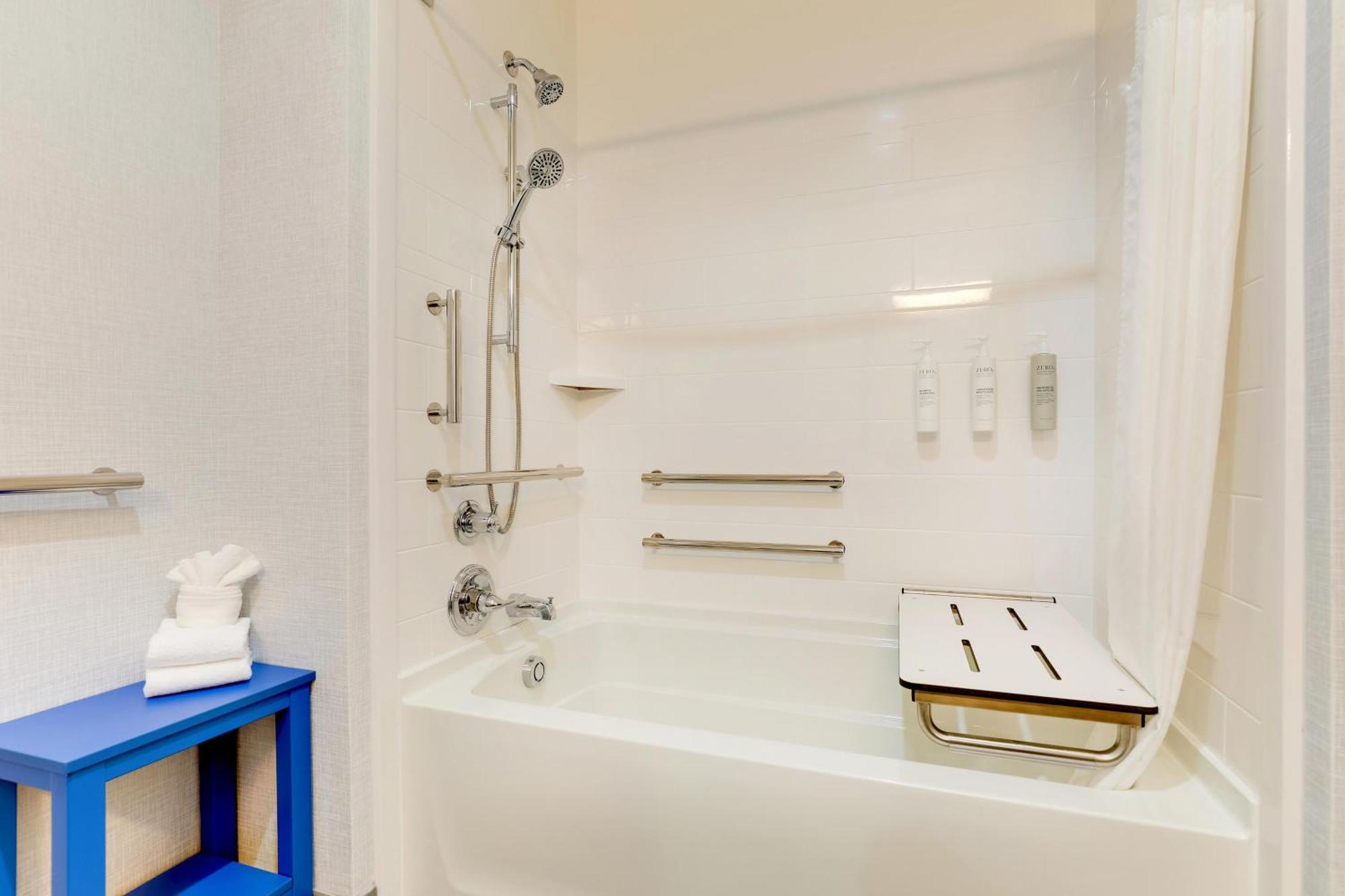 Queen Room with Two Queen Beds and Bath Tub - Mobility Access