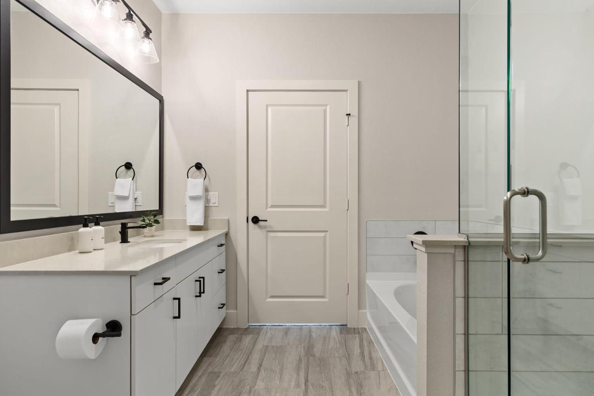 Two-Bedroom Apartment (Self Check-in with Virtual Front Desk)