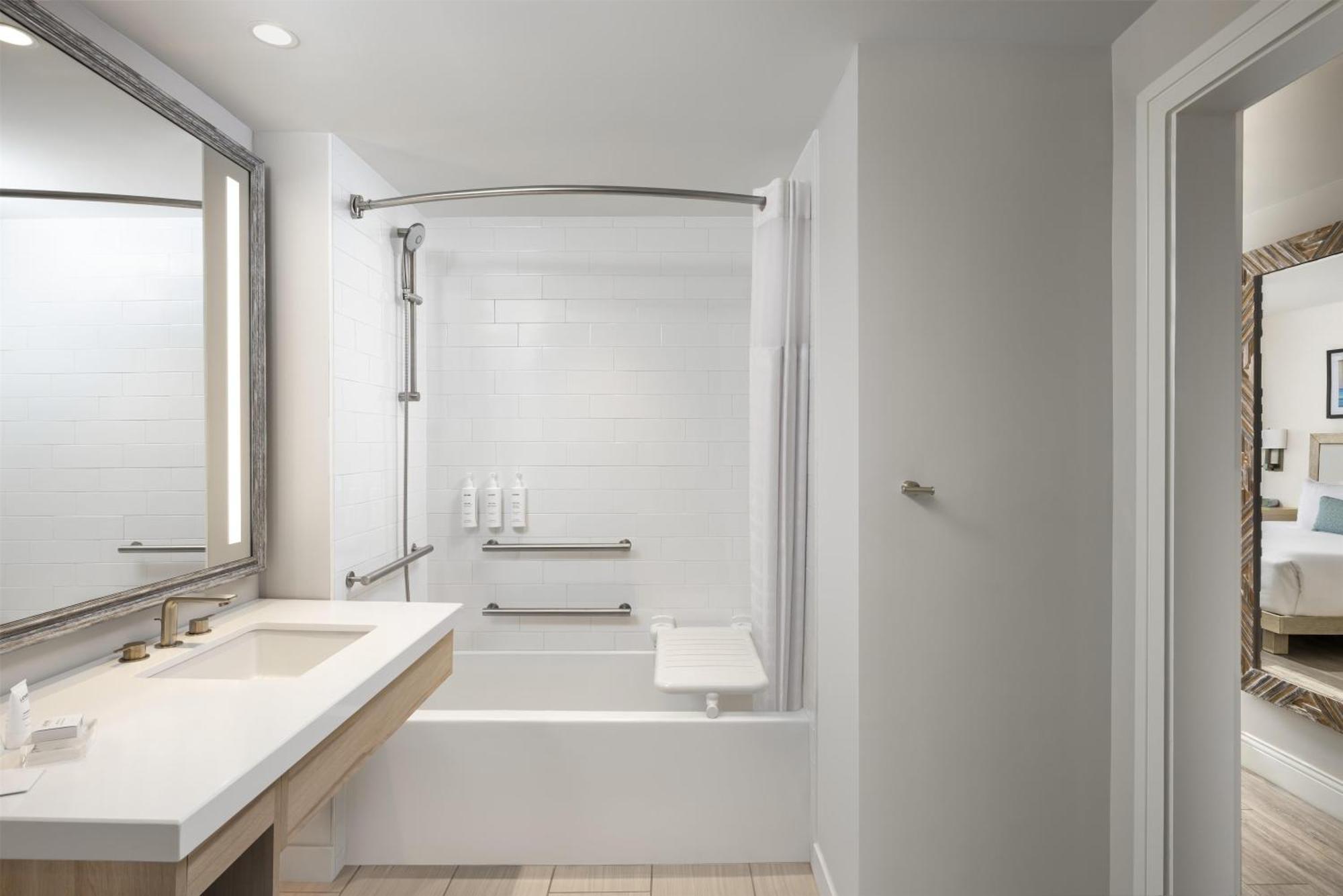 King Room Bath Tub Mobility Hearing Access or Non-Smoking