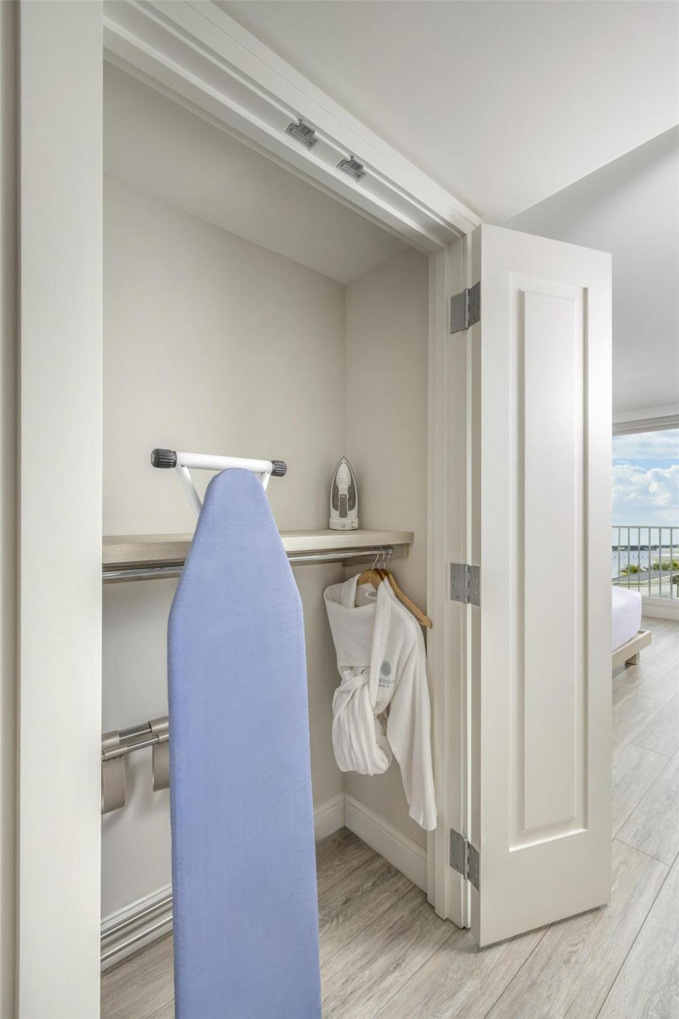 King Room Bath Tub Mobility Hearing Access or Non-Smoking