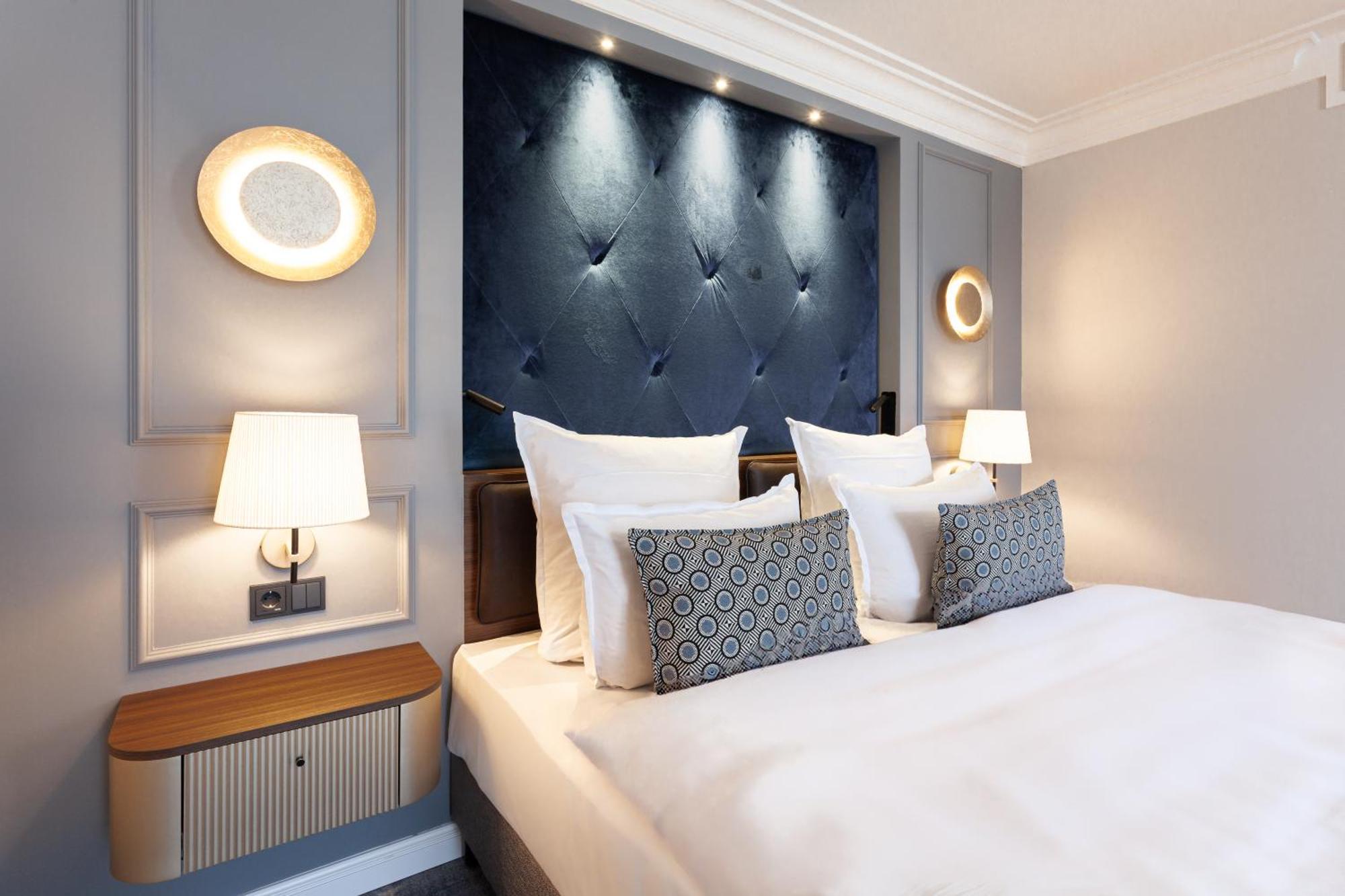 Zimmer mit Kingsize-Bett