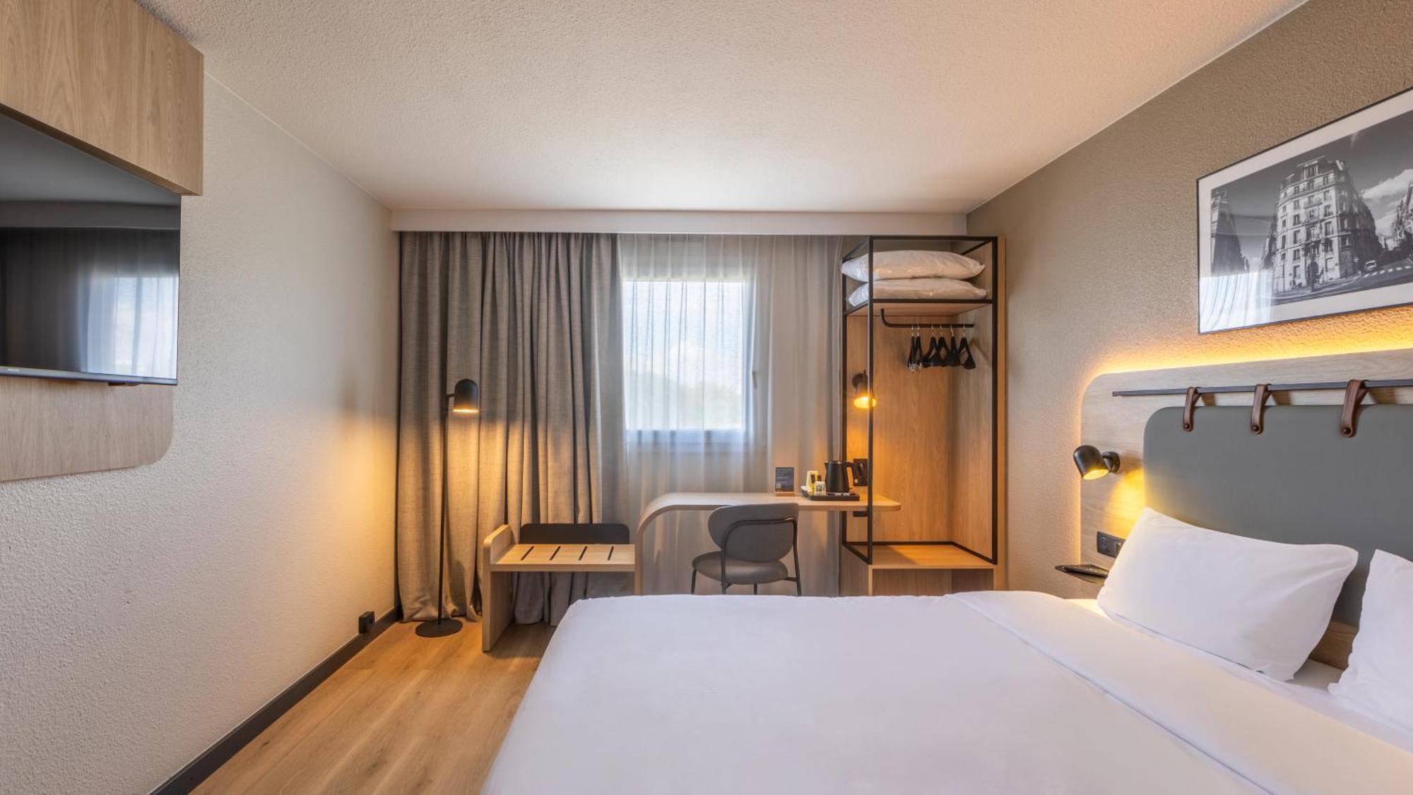 Standard Room 1 Queen Bed