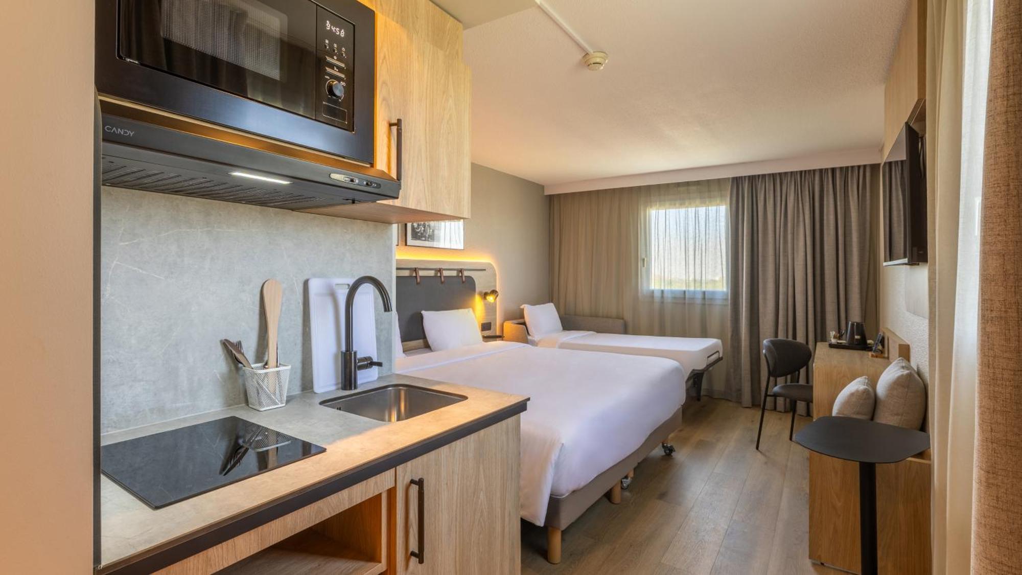 Studio 1 Queen Bed 1 Sofa Bed