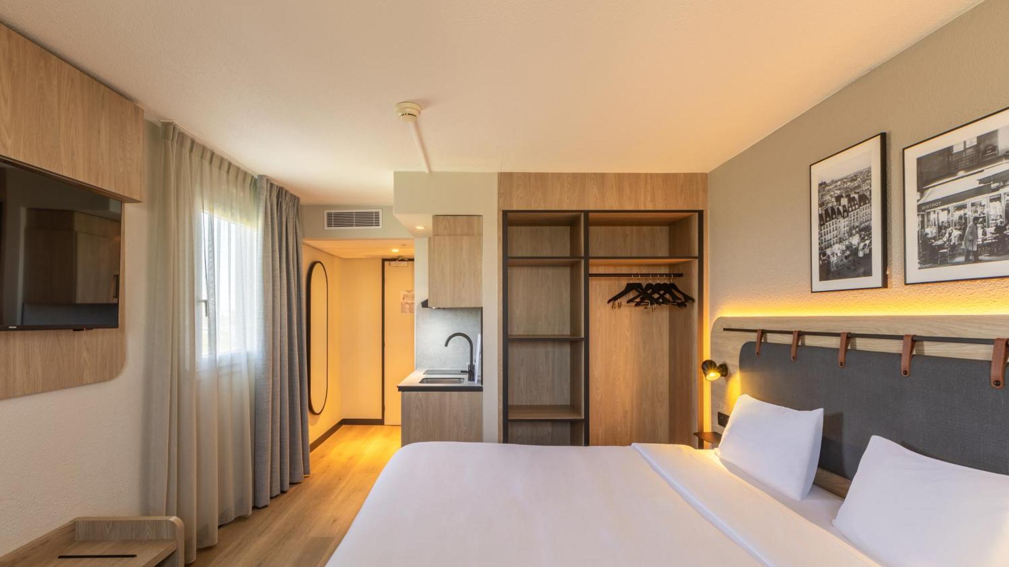 Studio 1 Queen Bed 1 Sofa Bed