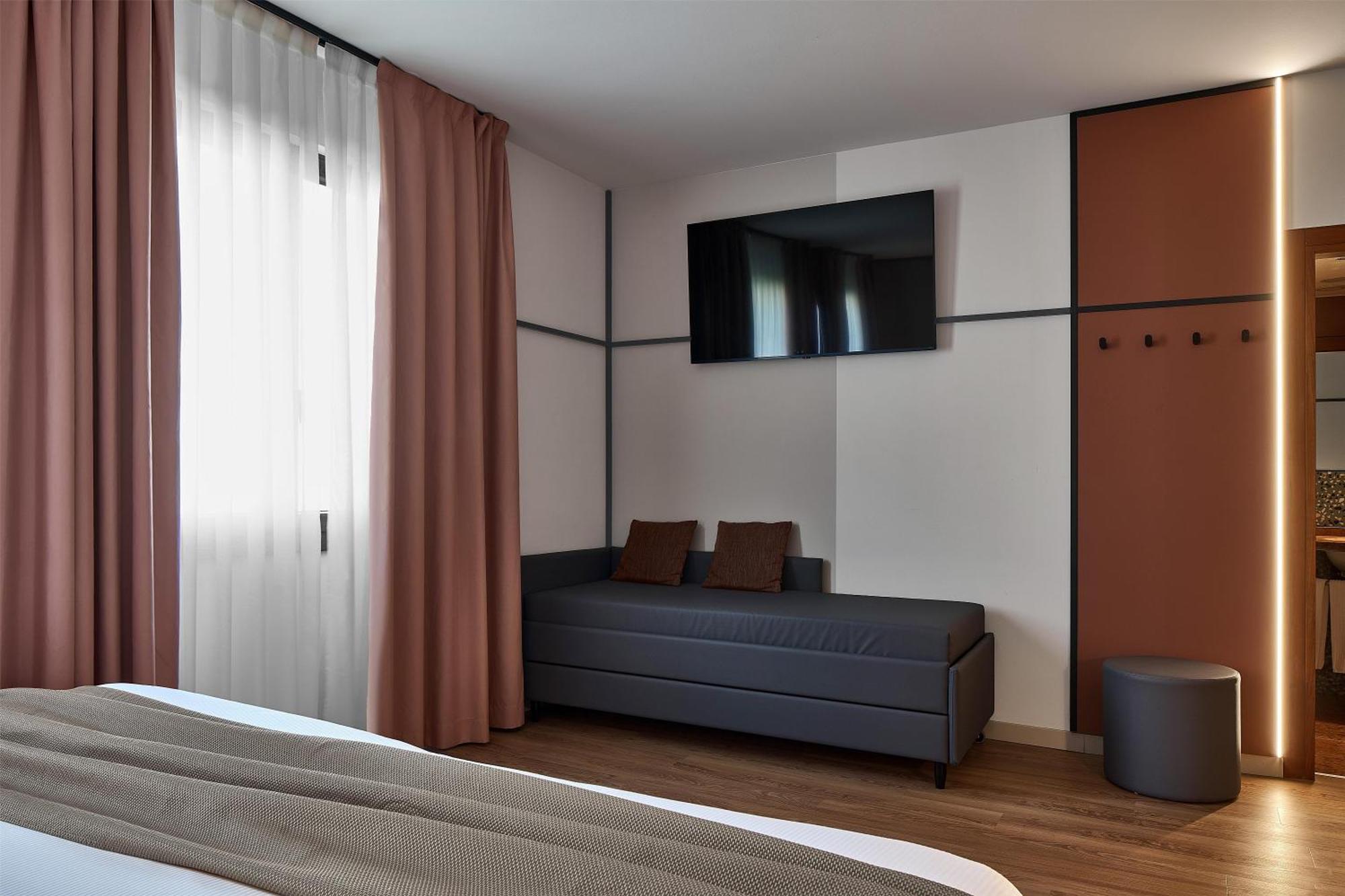 Comfort King Room with Sofa Bunk Bed - Non-Smoking