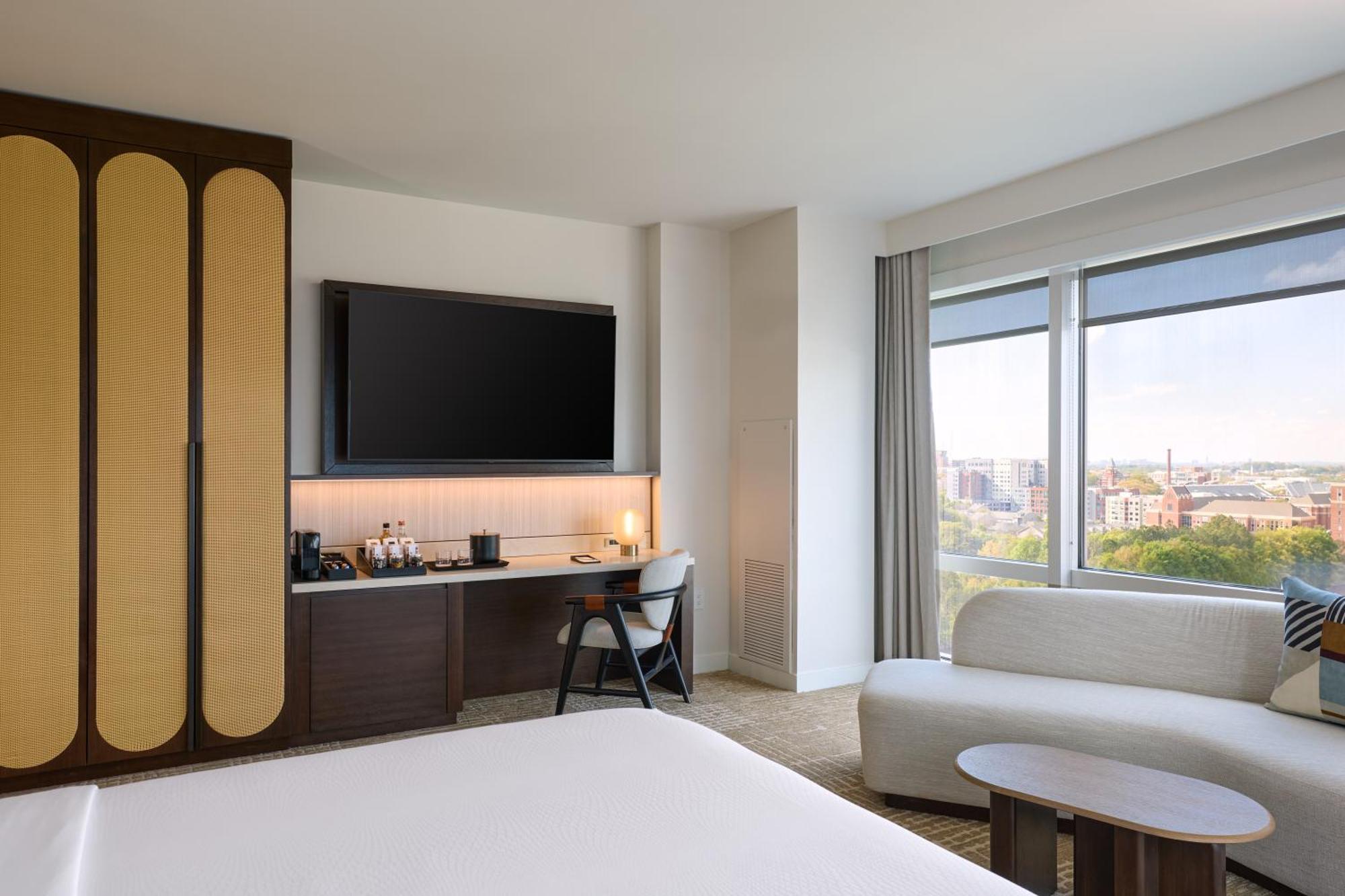 Deluxe Corner King Room