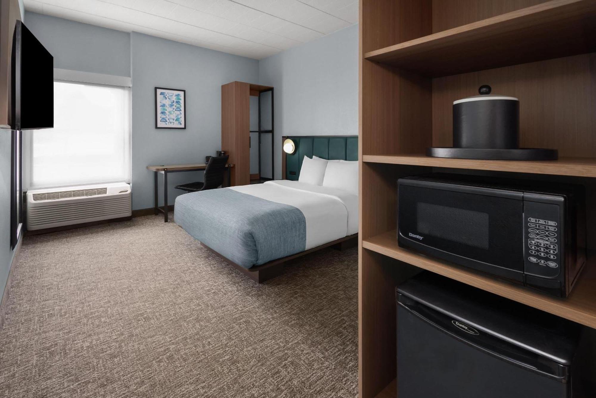 Queen Room Bath Tub Mobility Accessible or Non-Smoking