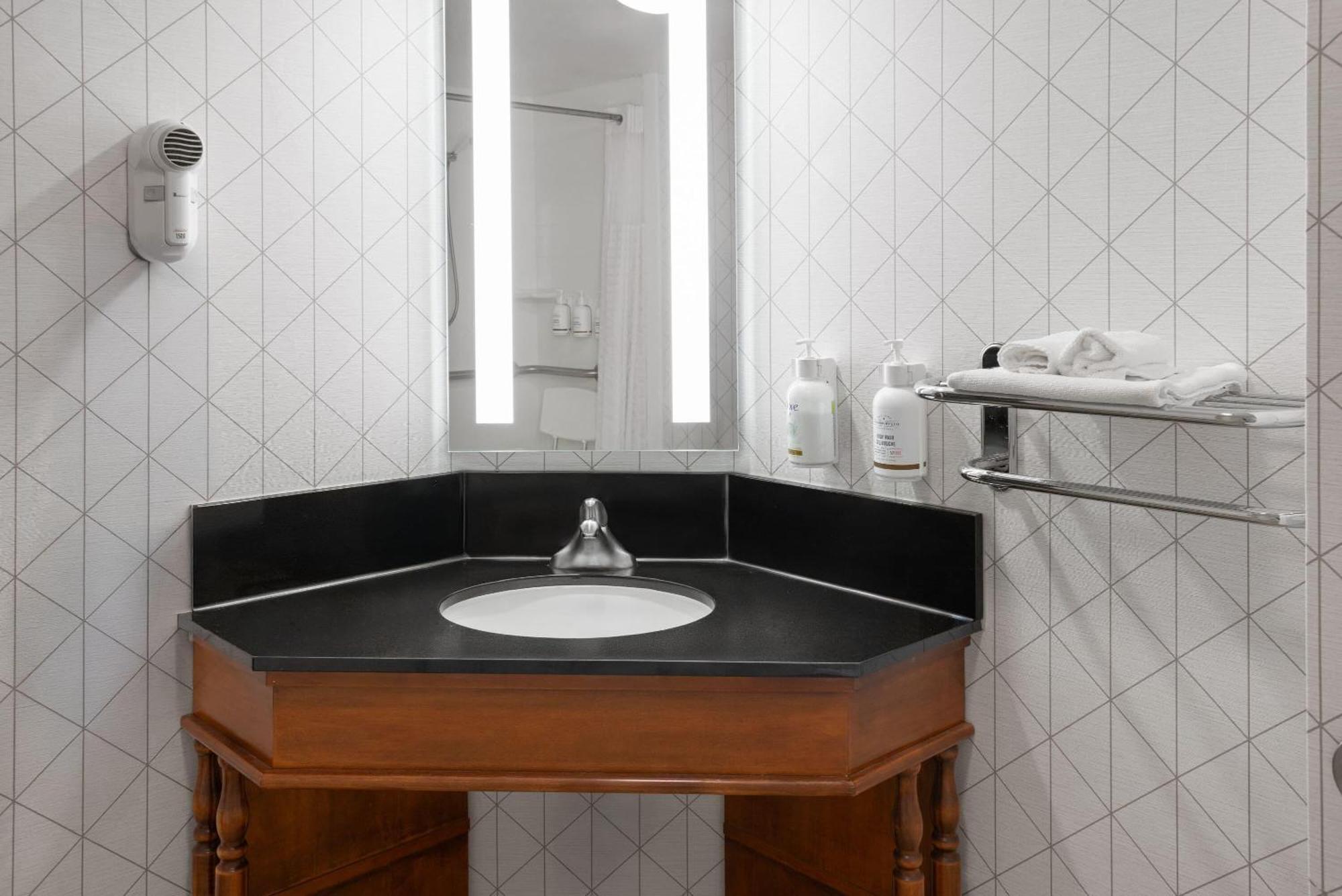 Queen Room Bath Tub Mobility Accessible or Non-Smoking