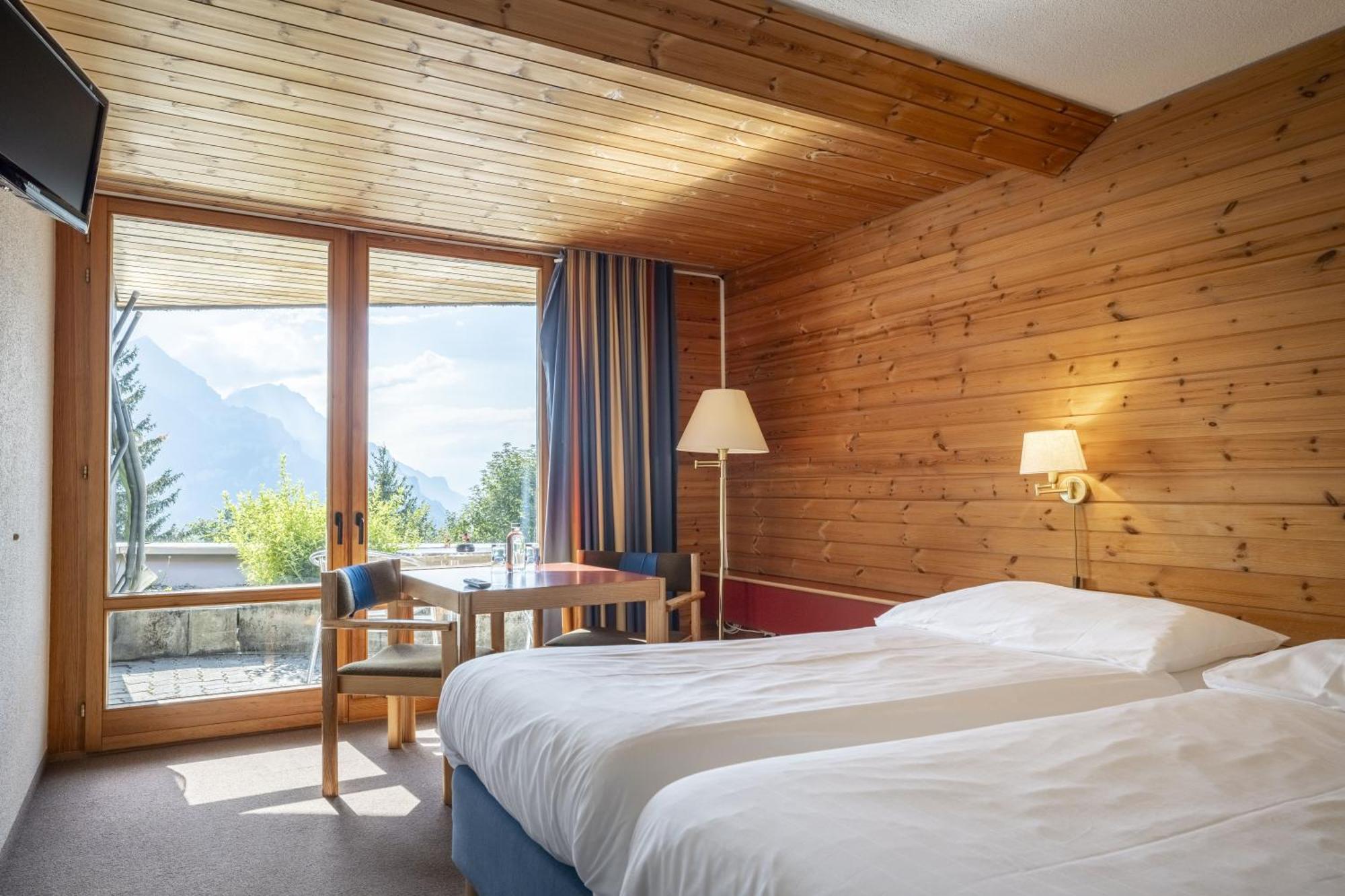 Doppel-/Zweibettzimmer mit Balkon