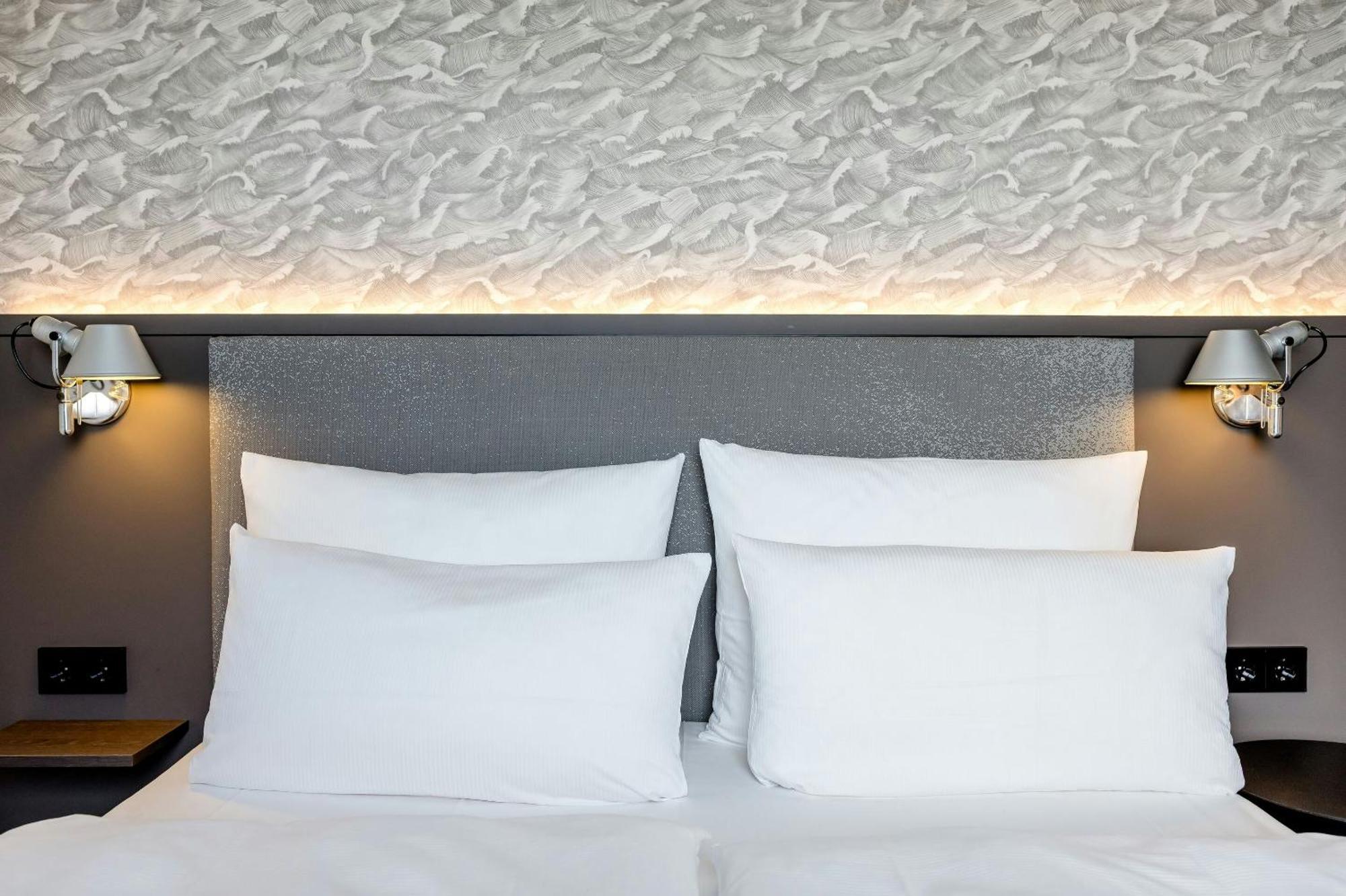 Room Queen Size Bed