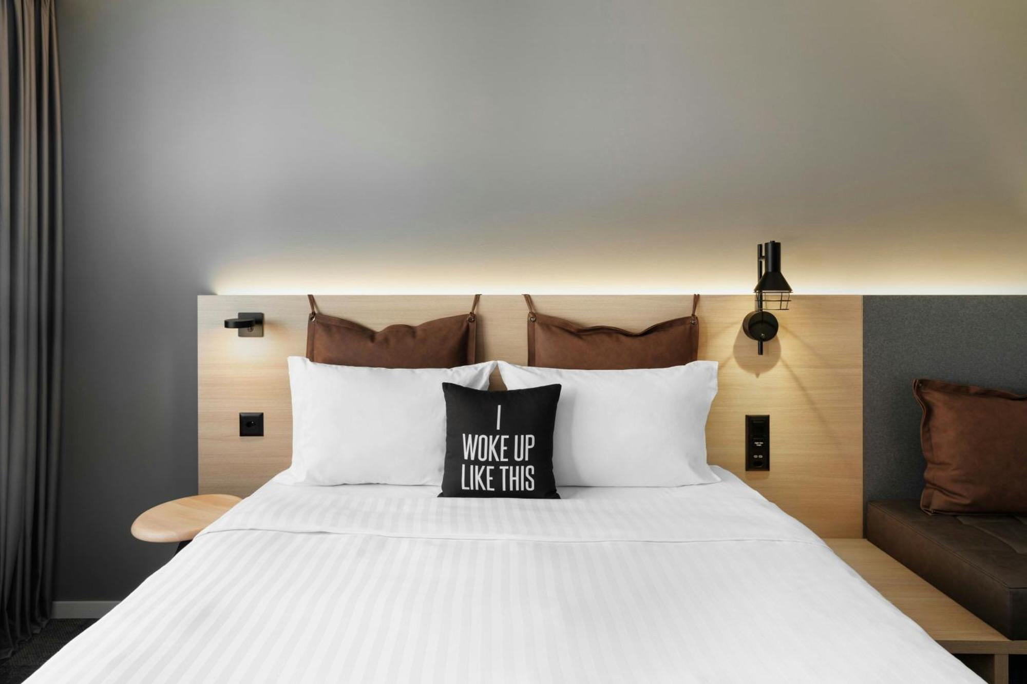 Moxy Queen Room