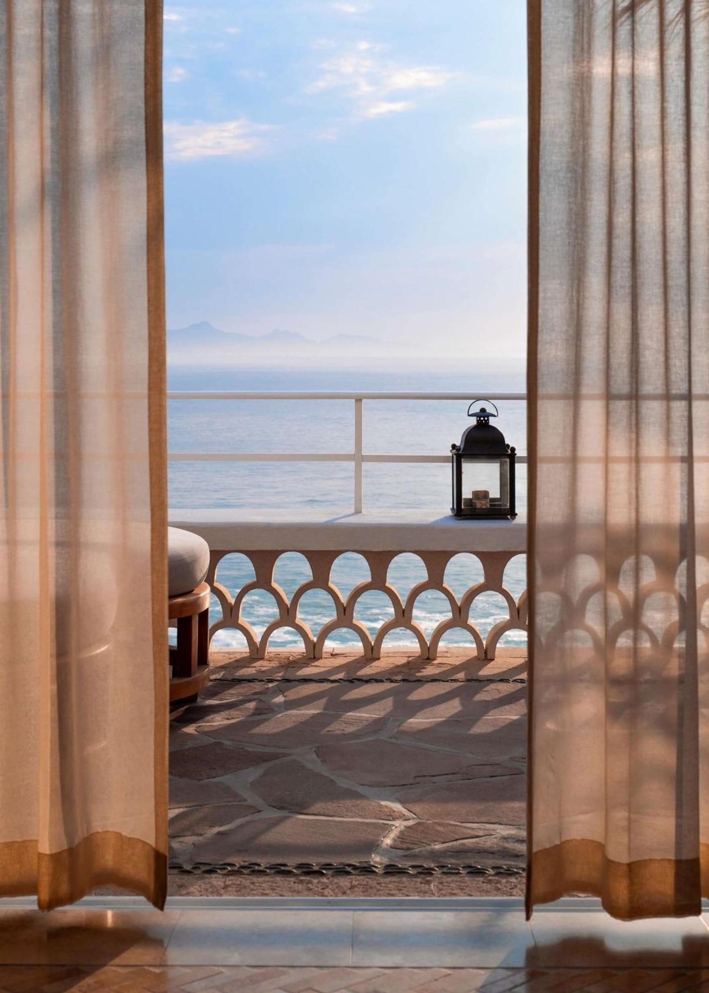 Oceanfront Palmilla Room King Bed