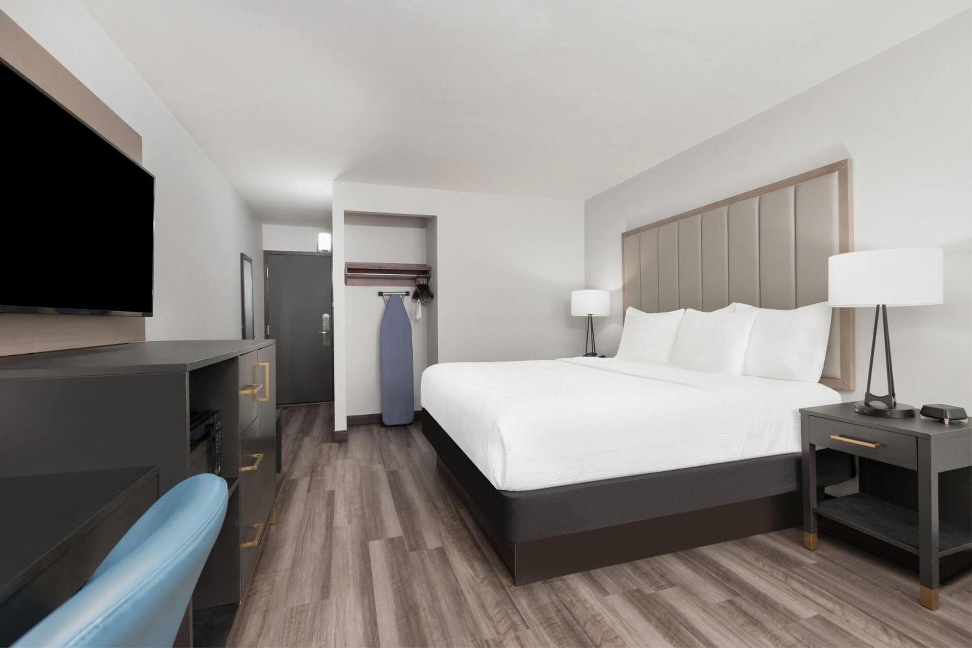 Deluxe King Room