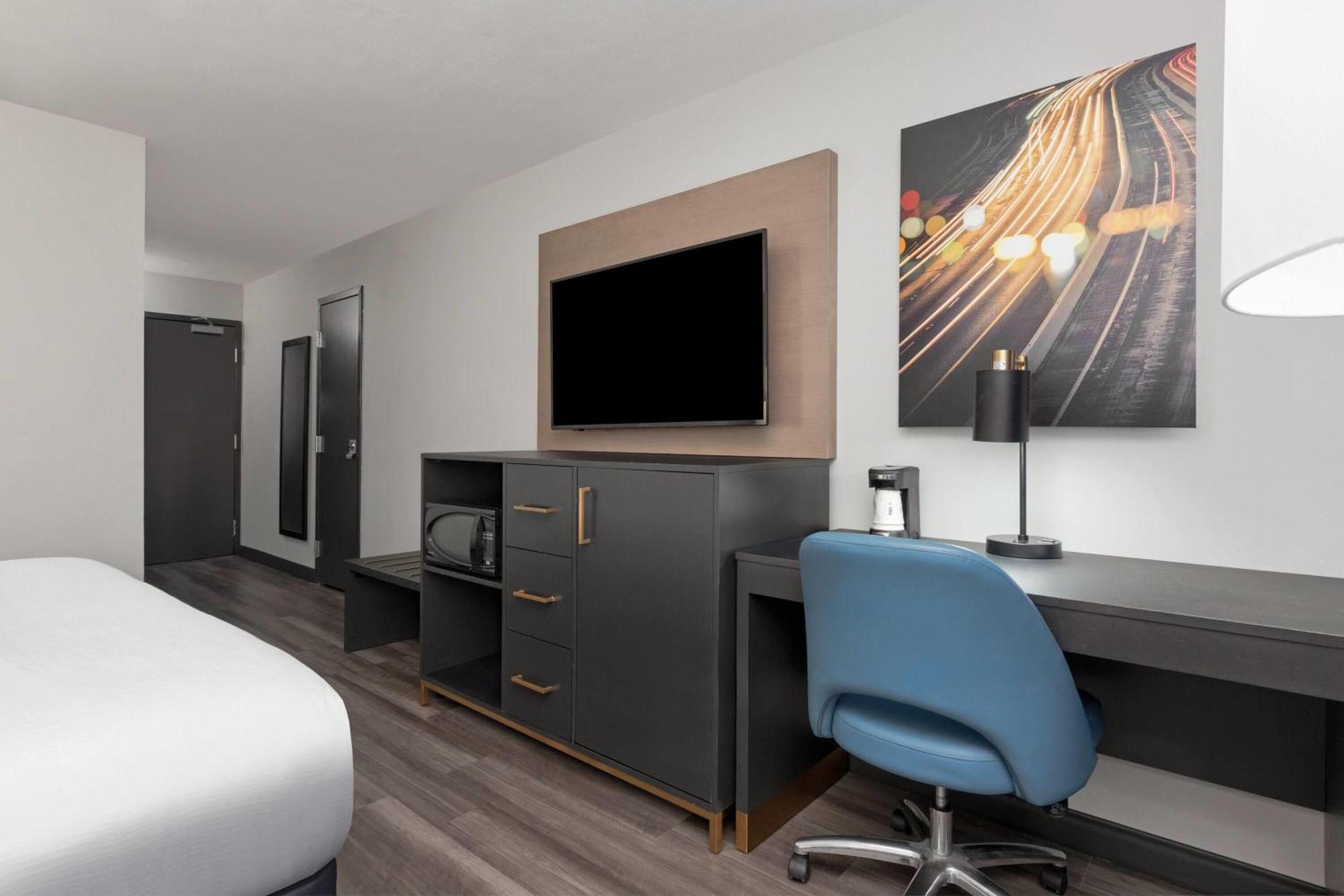 King Room Bath Tub Mobility or Hearing Accessible Non-Smoking