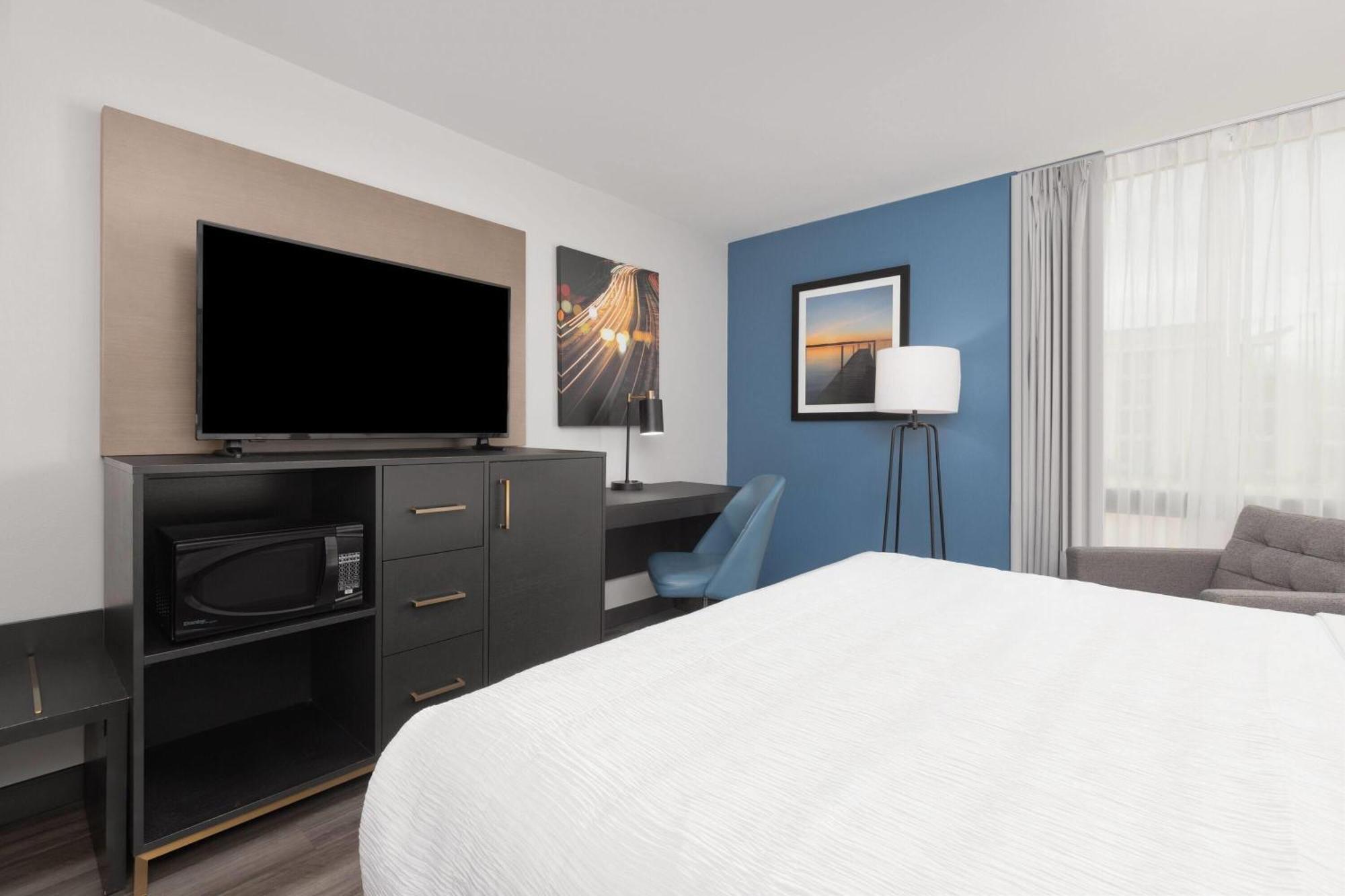 One-Bedroom King Suite Bathtub Mobility or Hearing Accessible Non-Smoking