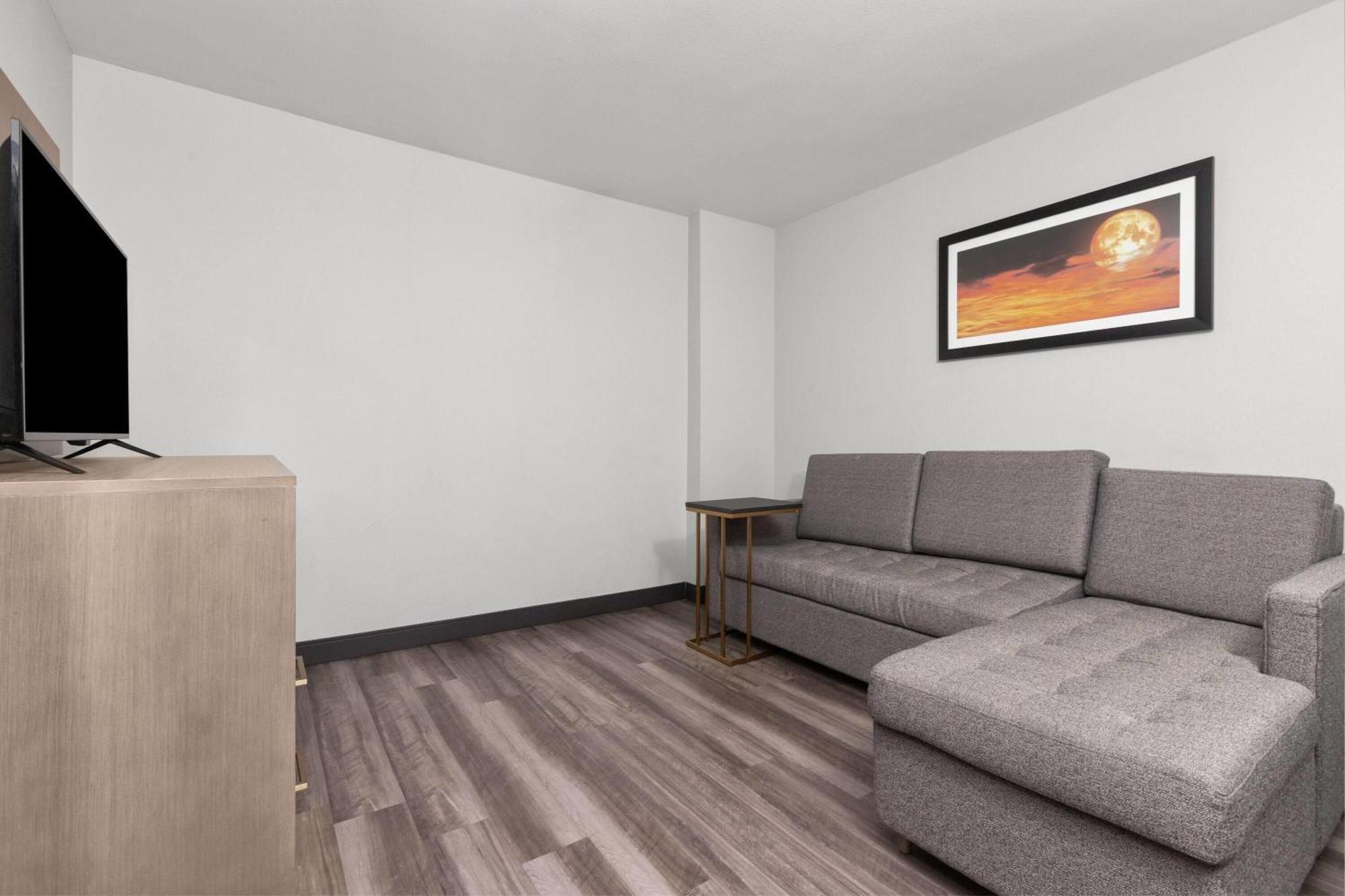 One-Bedroom King Suite Bathtub Mobility or Hearing Accessible Non-Smoking
