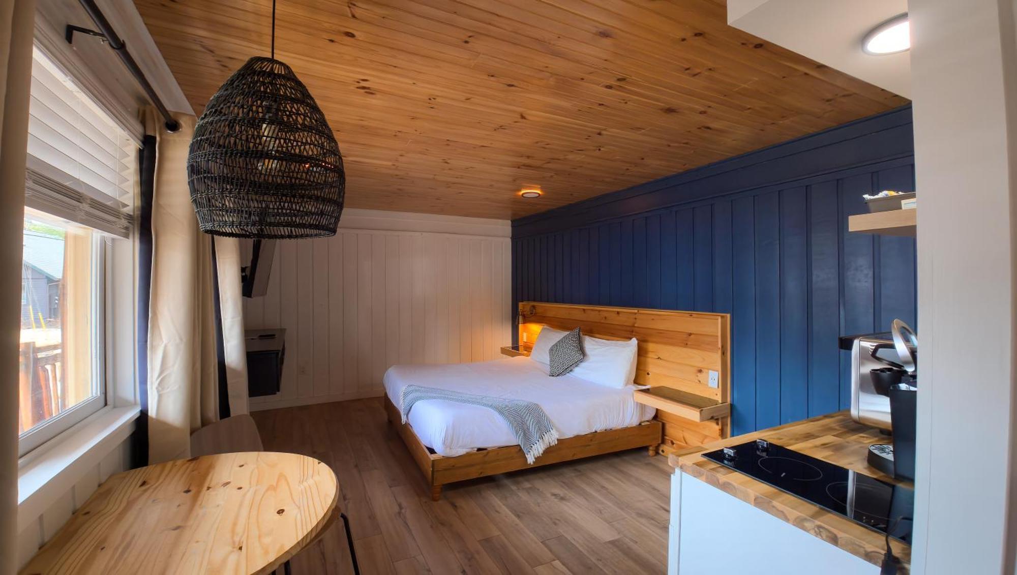 Studio Suite King Bed Balcony