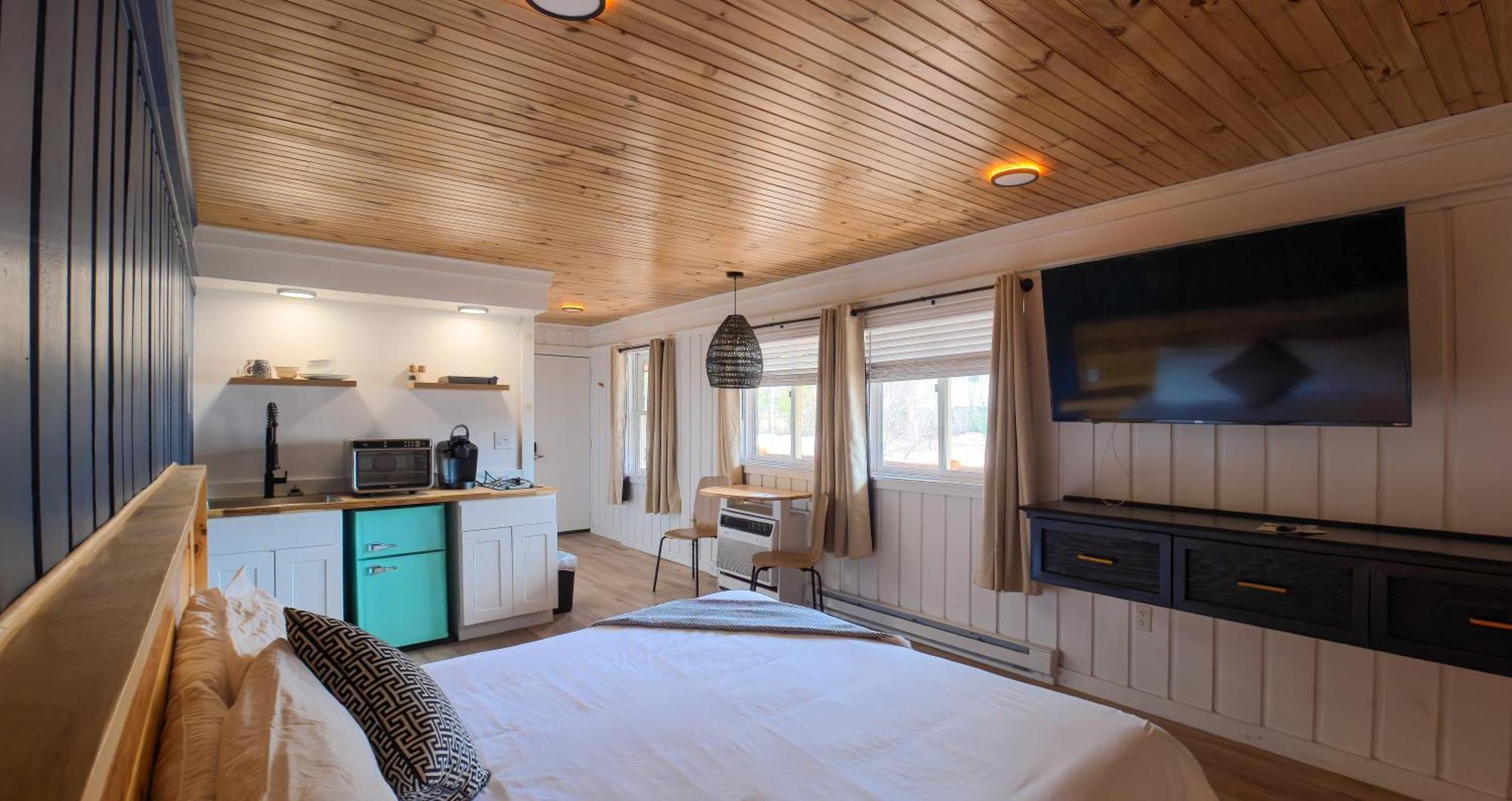 Studio Suite King Bed Balcony