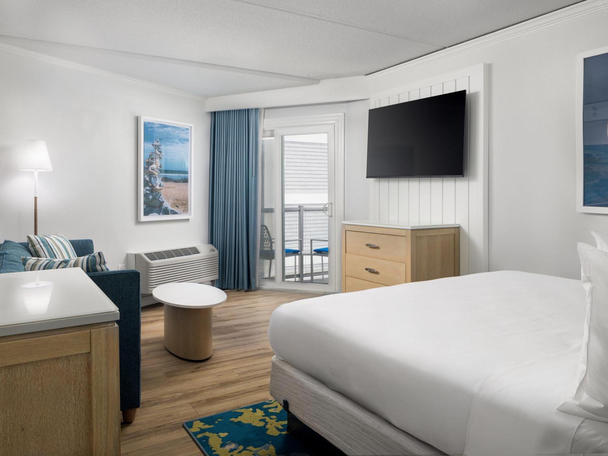 Deluxe King Room Partial Ocean View