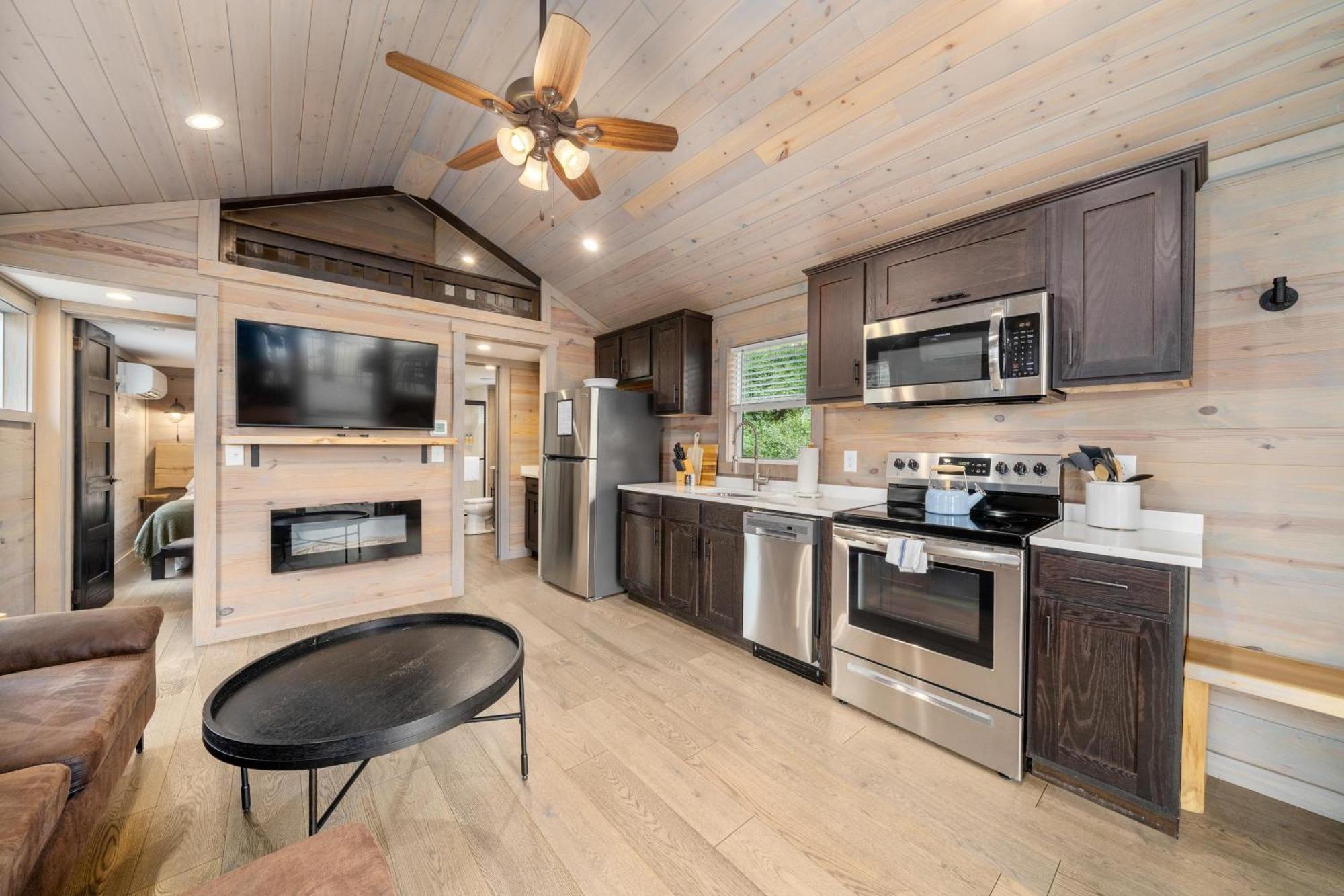 Garden View Modern Cabin Hot Tub