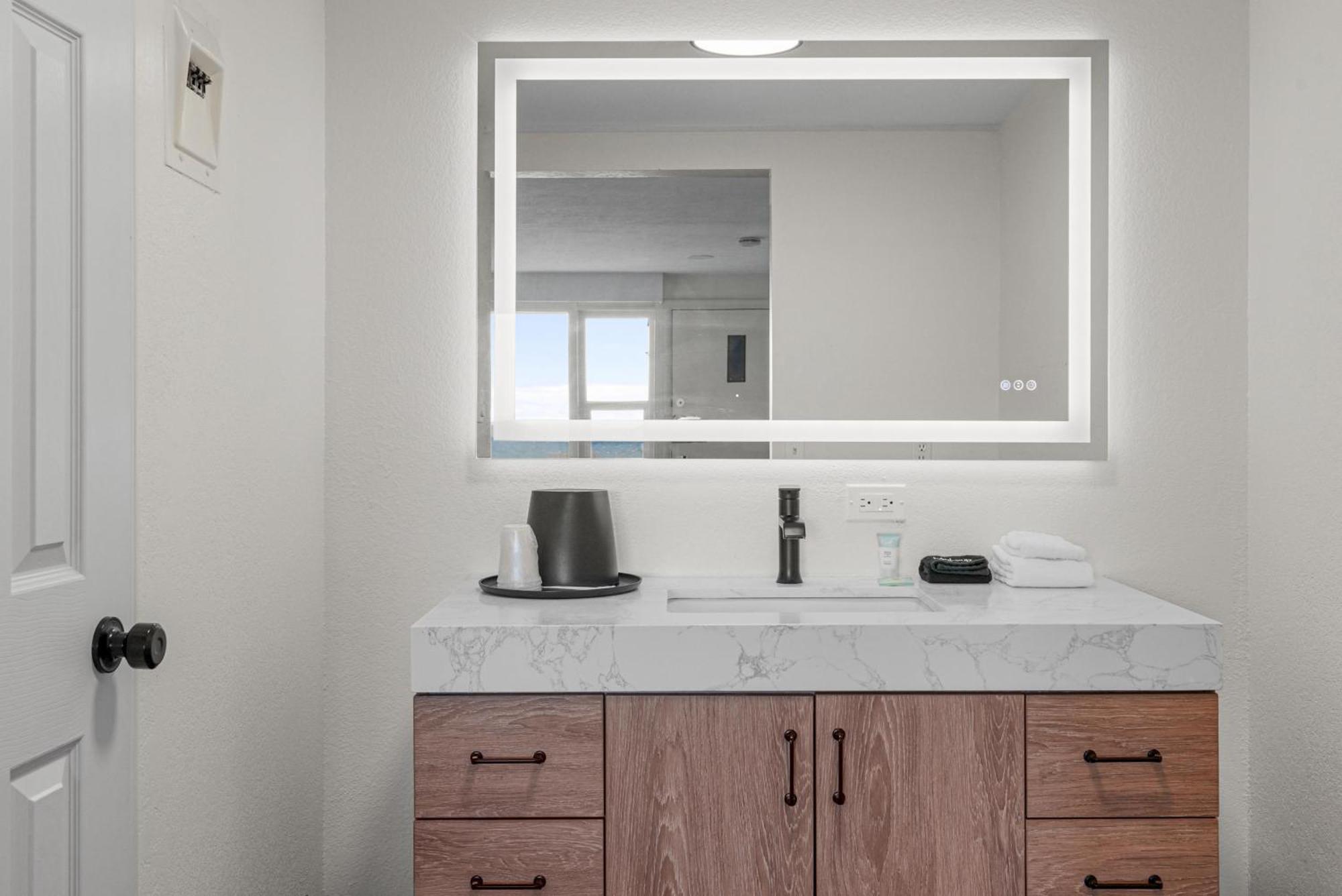 2 Double Beds Lake View