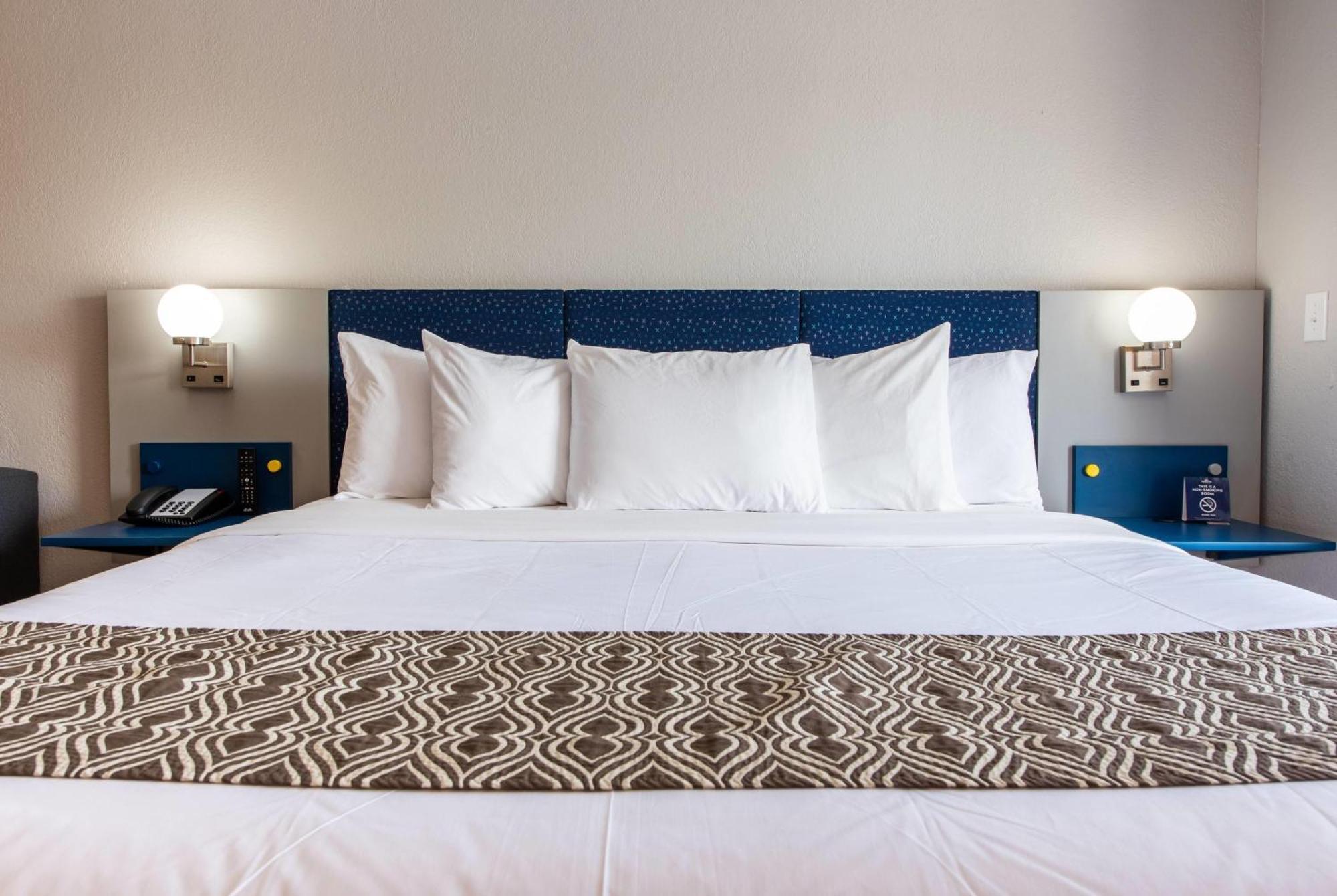 1 King Bed Studio Suite Non-Smoking