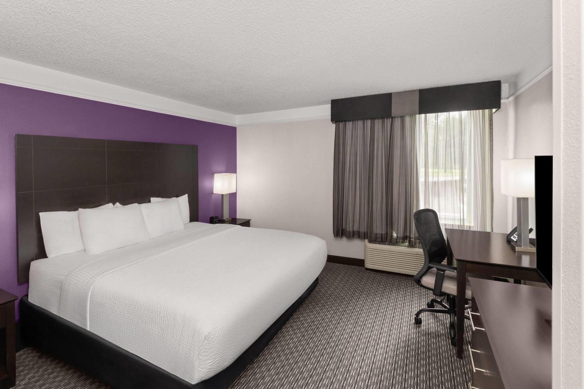 King Room with Bath Tub - Mobility/Hearing Accessible - Non-Smoking