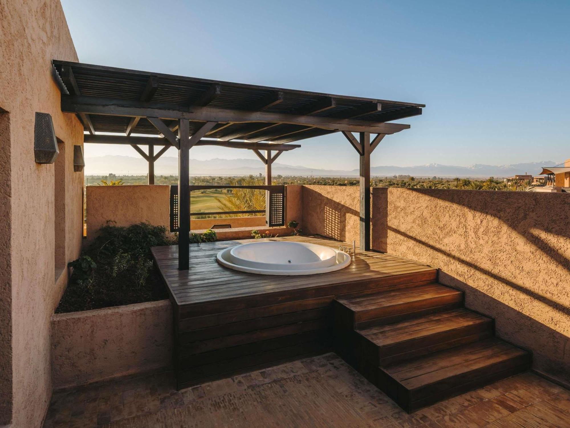 Suite Presidencial con cama extragrande y vistas