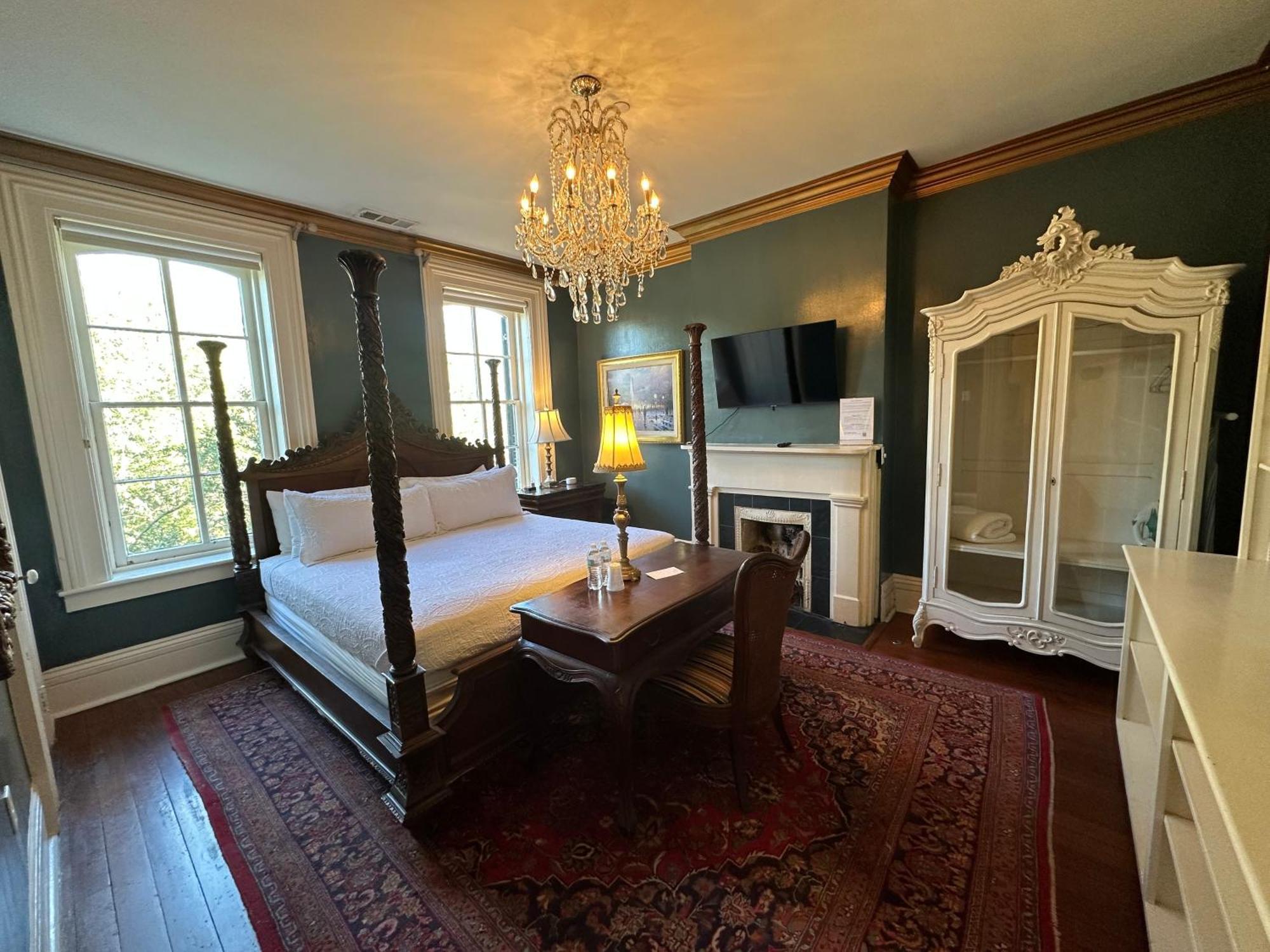 One-Bedroom King Suite