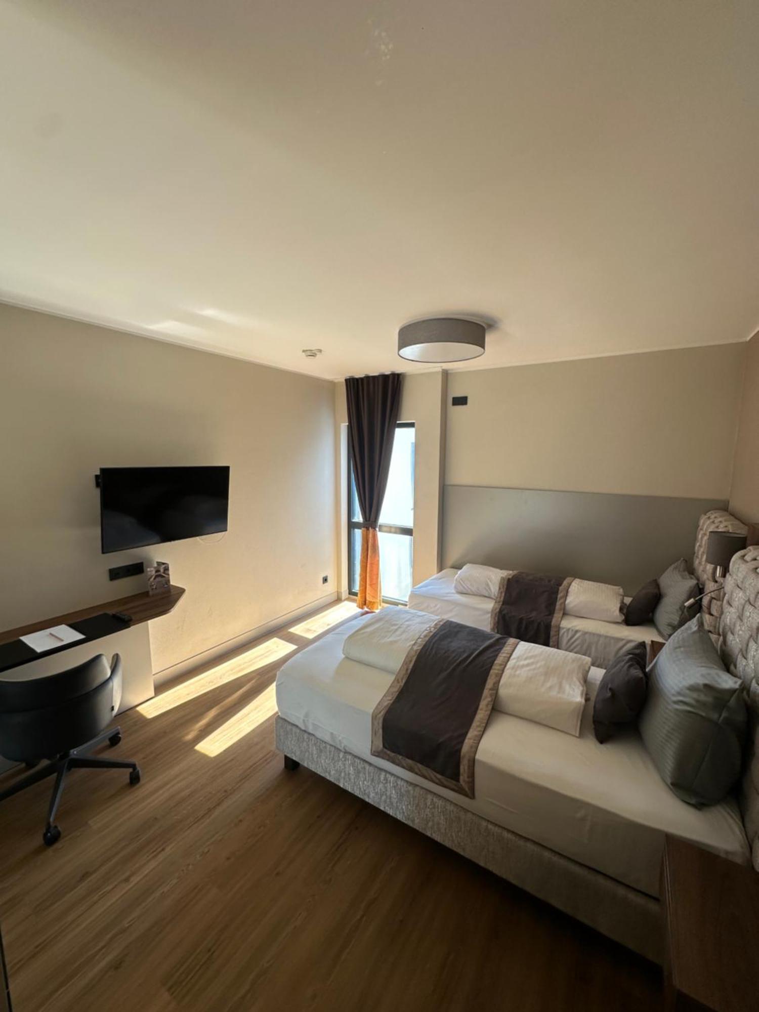 Standard Zimmer mit 2 Einzelbetten und Sofa