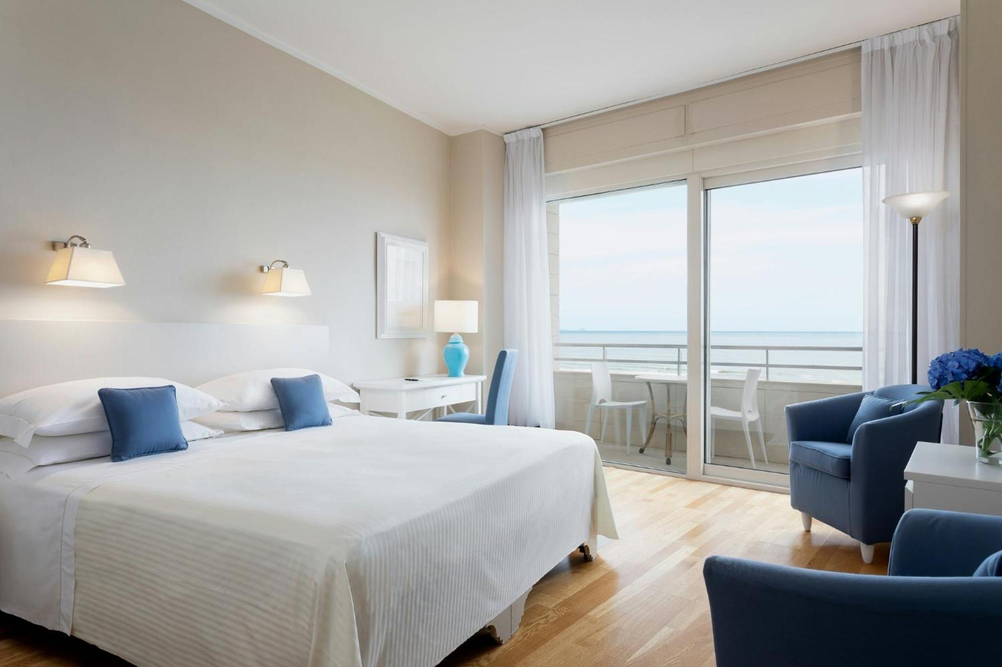 Deluxe Double Room with Side Sea View