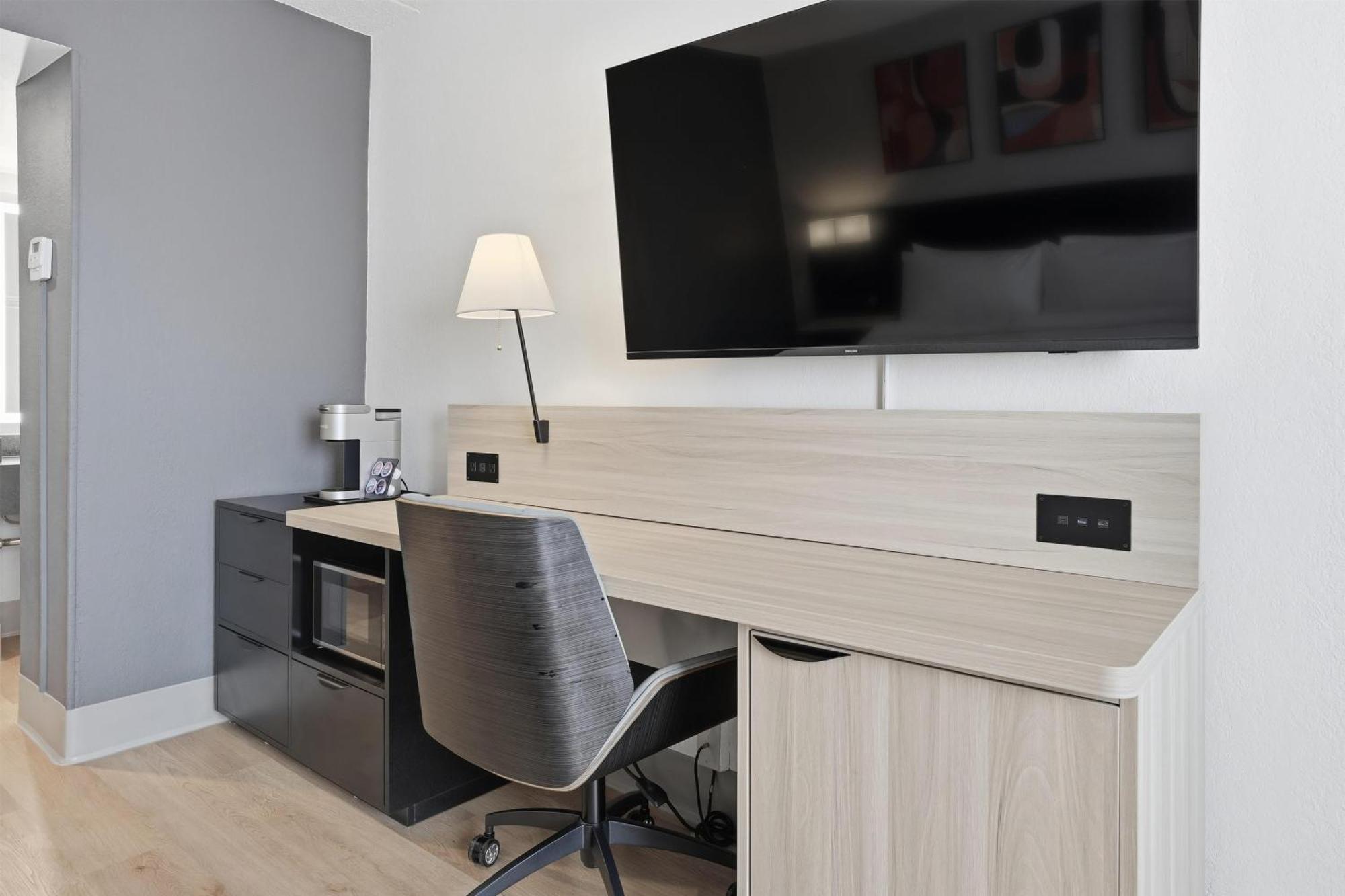 King Room Non-Smoking or Pet-Friendly Room