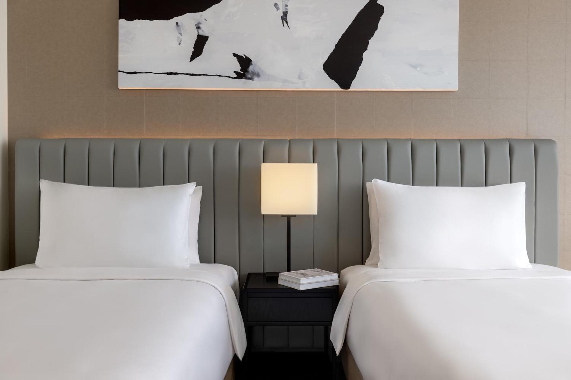 Deluxe Twin Room Plaza View Theme Park Access