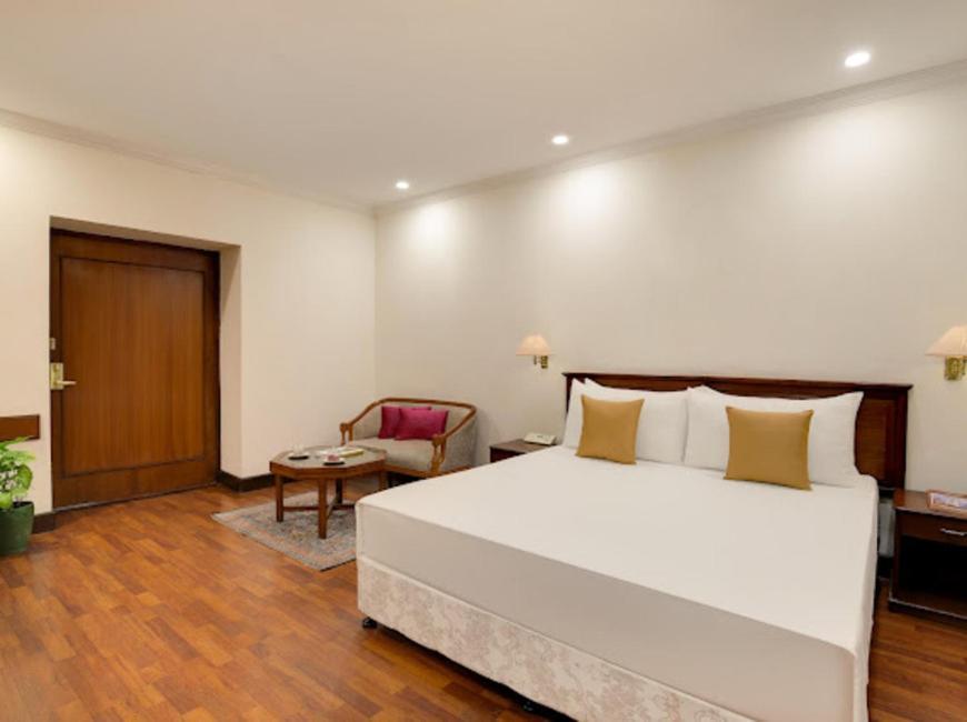 Superior Room Queen Bed on Food Soft Beverages Happy Hours Buy 1 & 1 on select menu at InSomnia