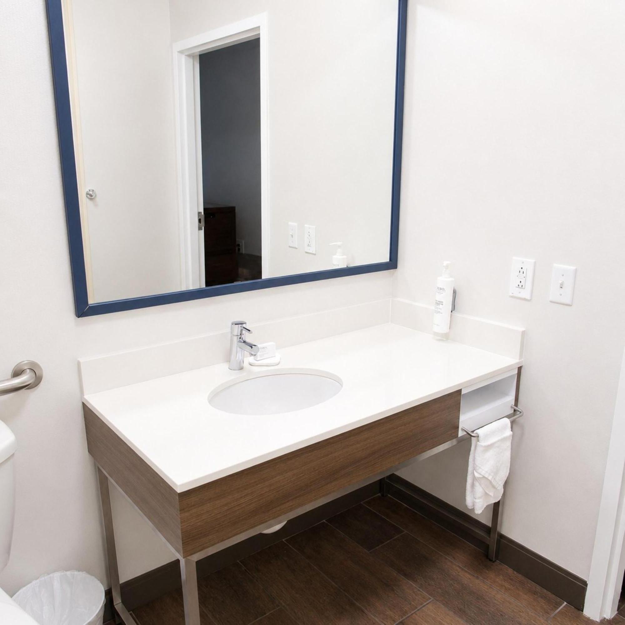 King Room Shower Non-Smoking