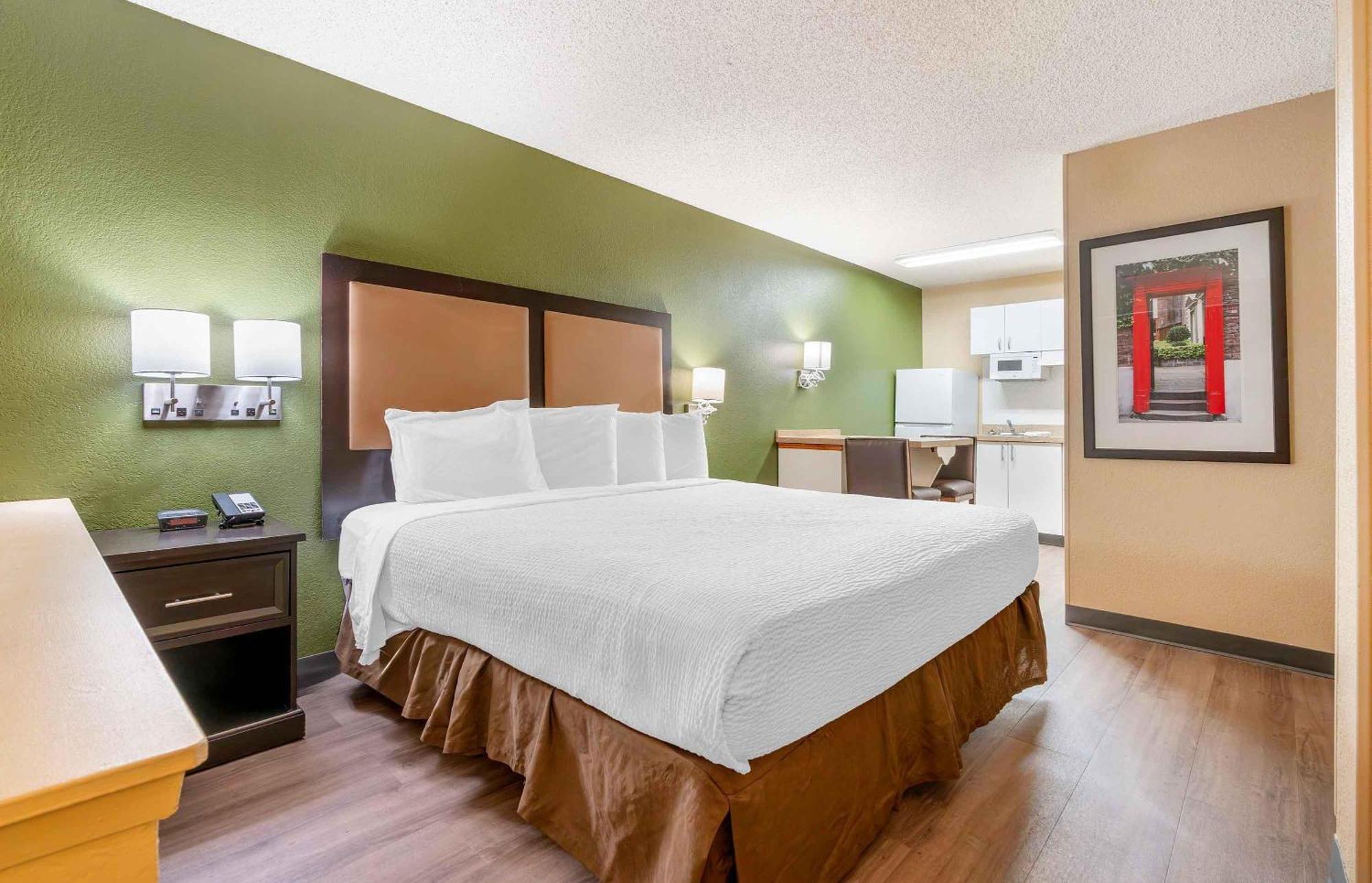 Deluxe Studio 1 King Bed Non-Smoking