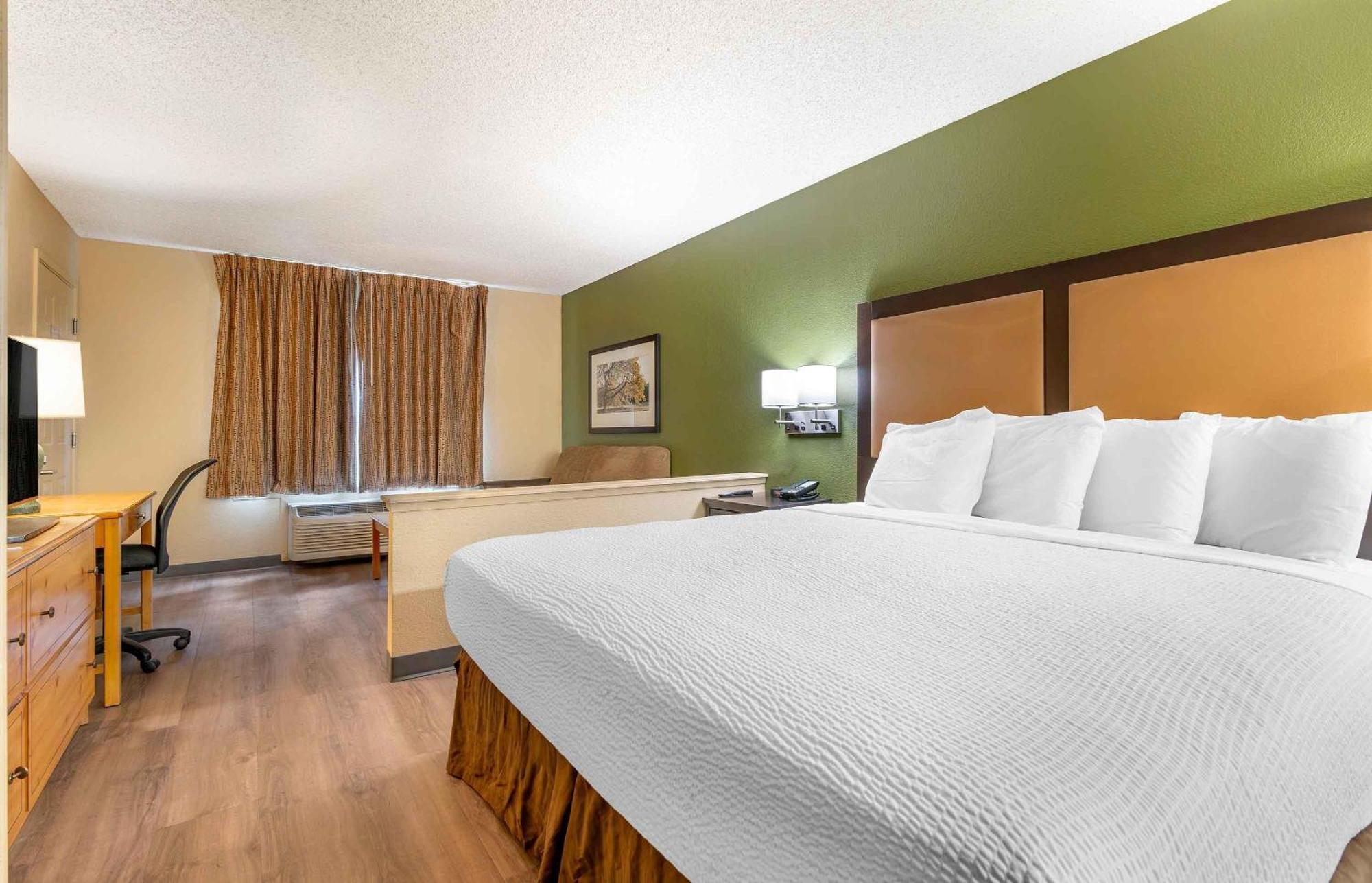 Deluxe Studio 1 King Bed Non-Smoking