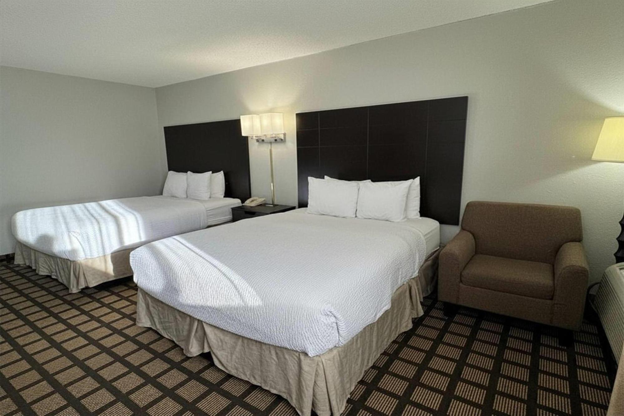 Deluxe Queen Room Mobility Access or Non-Smoking